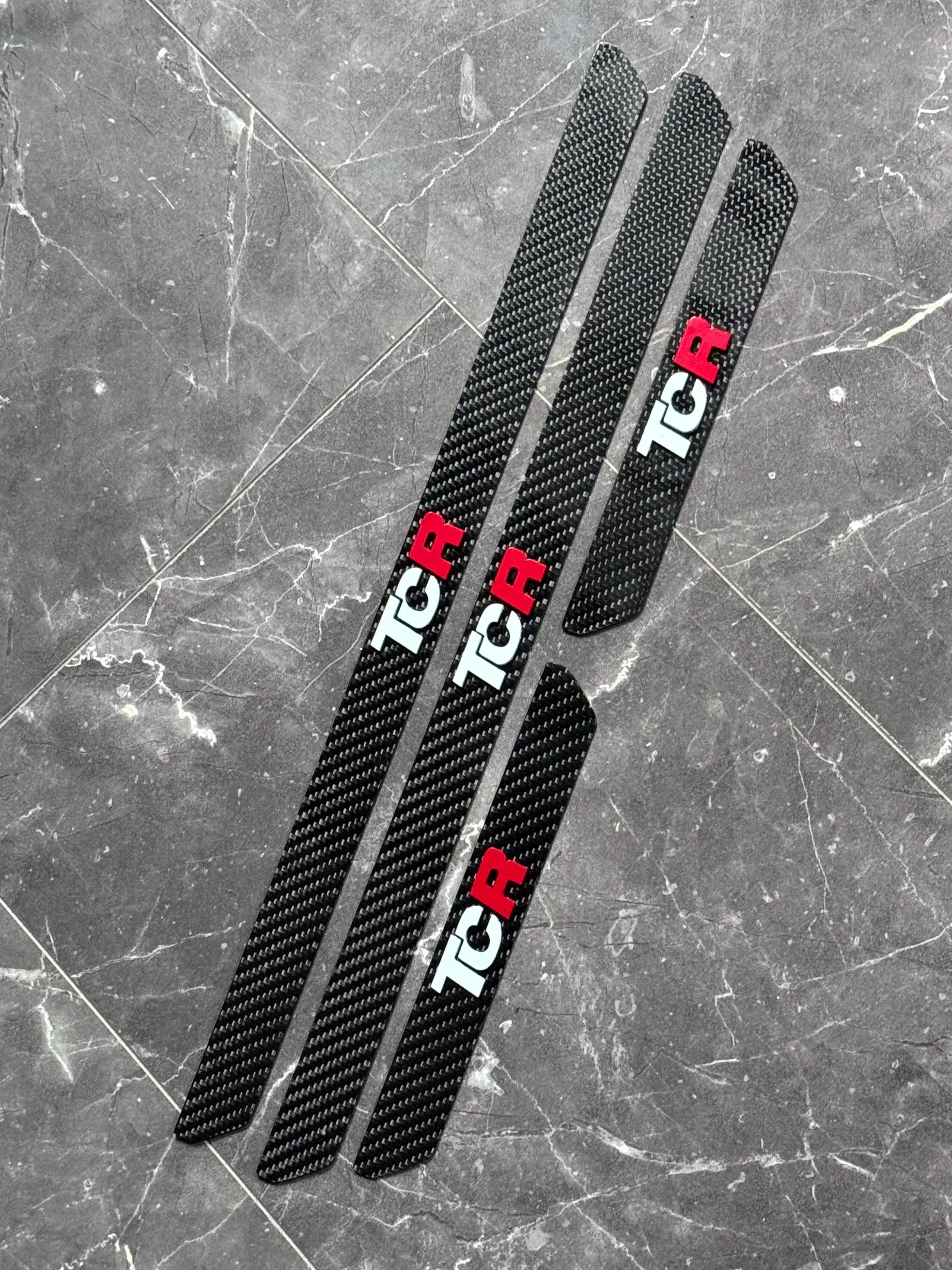 Golf 7 GTI TCR Einstiegsleisten aus Real Carbon mit TCR Logo lackiert in Pure white / Tornado Rot