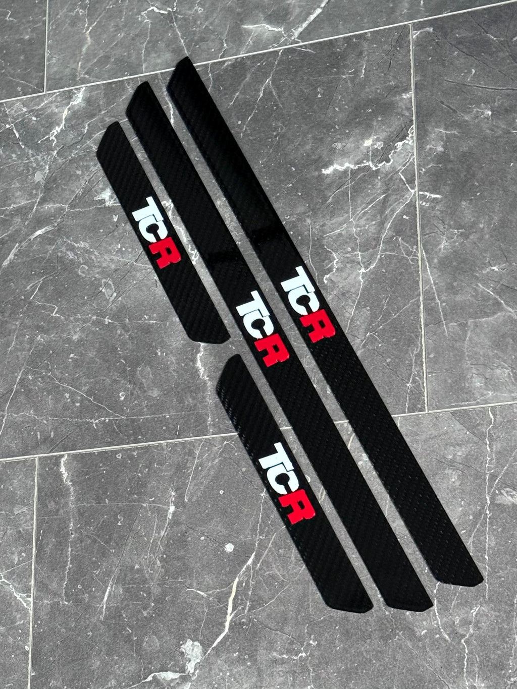 Golf 7 GTI TCR Einstiegsleisten aus Real Carbon mit TCR Logo lackiert in Pure white / Tornado Rot