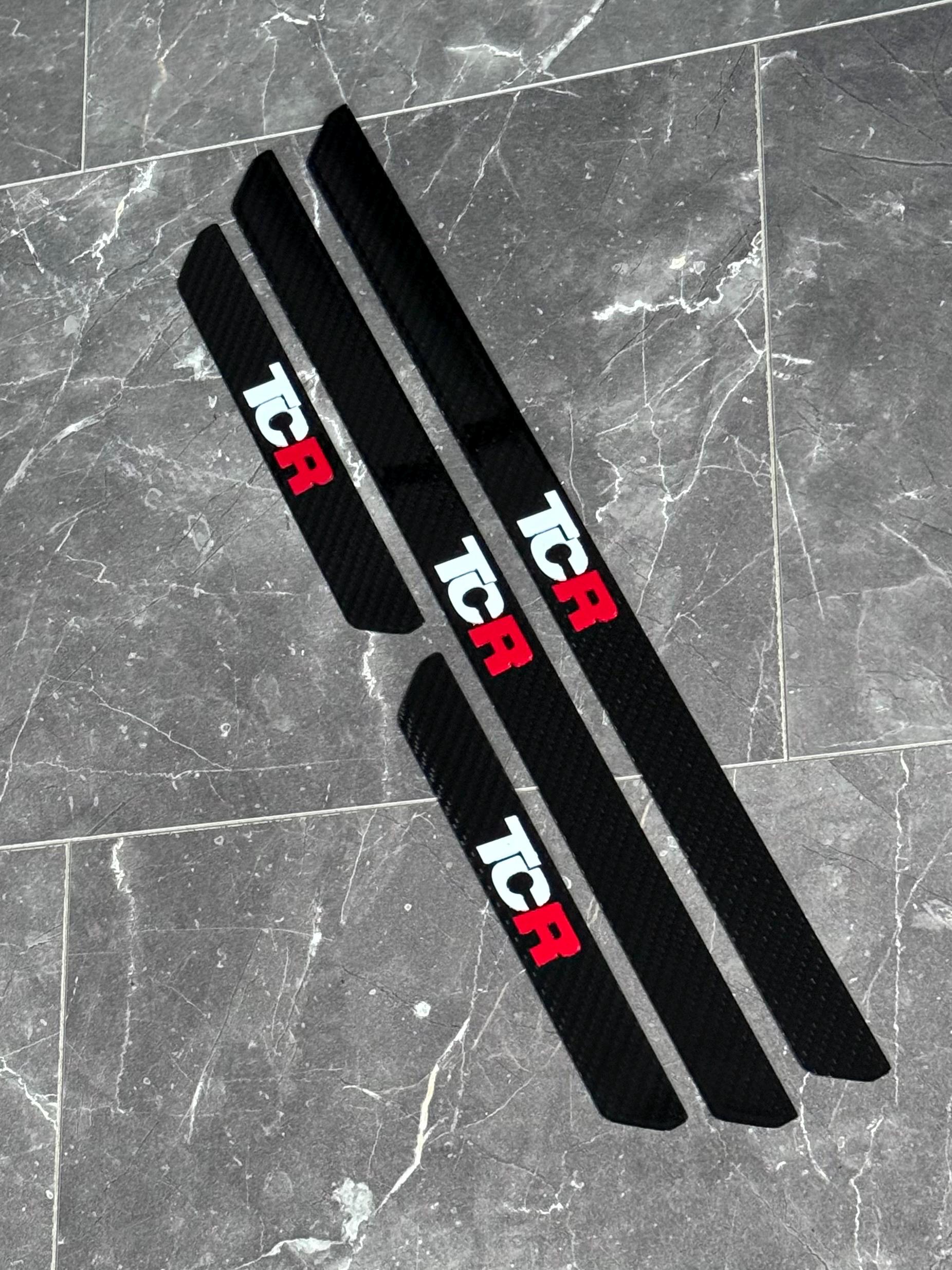 Golf 7 GTI TCR Einstiegsleisten aus Real Carbon mit TCR Logo lackiert in Pure white / Tornado Rot