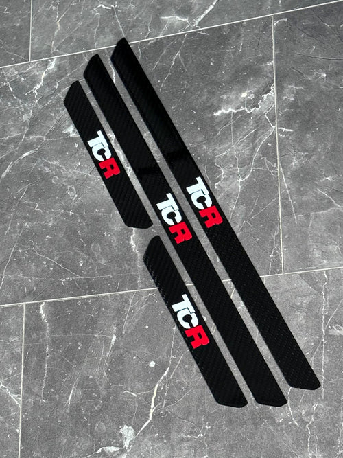 Golf 7 GTI TCR Einstiegsleisten aus Real Carbon mit TCR Logo lackiert in Pure white / Tornado Rot
