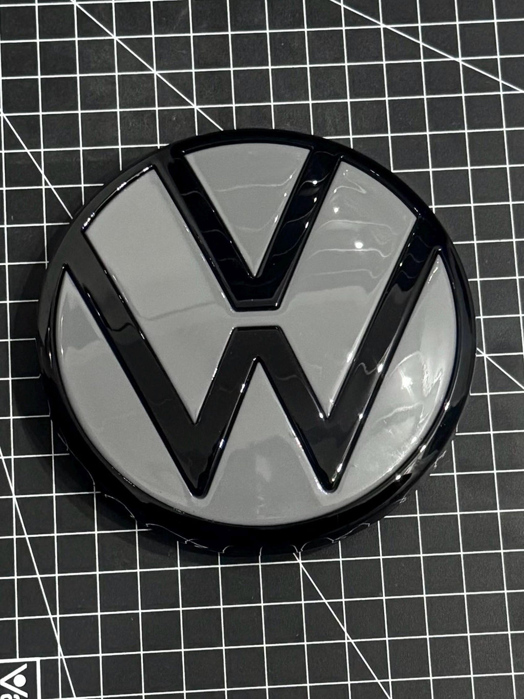 VW Golf 8 GTI Heck VW Original Logo  in  Black /  Nardo grey/ Mondsteingrau (LA7C)