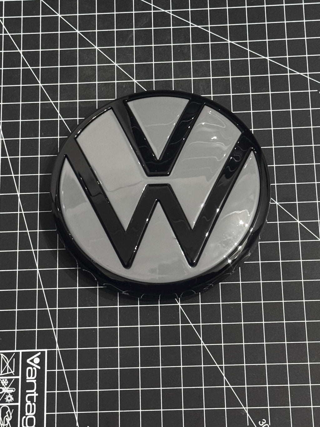 VW Golf 8 GTI Heck VW Original Logo  in  Black /  Nardo grey/ Mondsteingrau (LA7C)