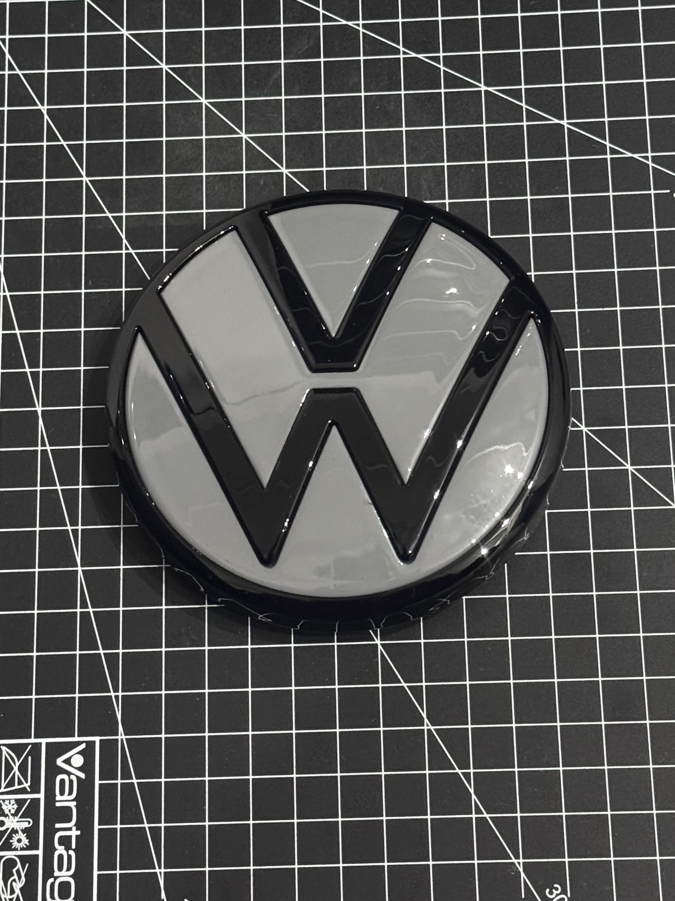 VW Golf 8 GTI Heck VW Original Logo  in  Black /  Nardo grey/ Mondsteingrau (LA7C)