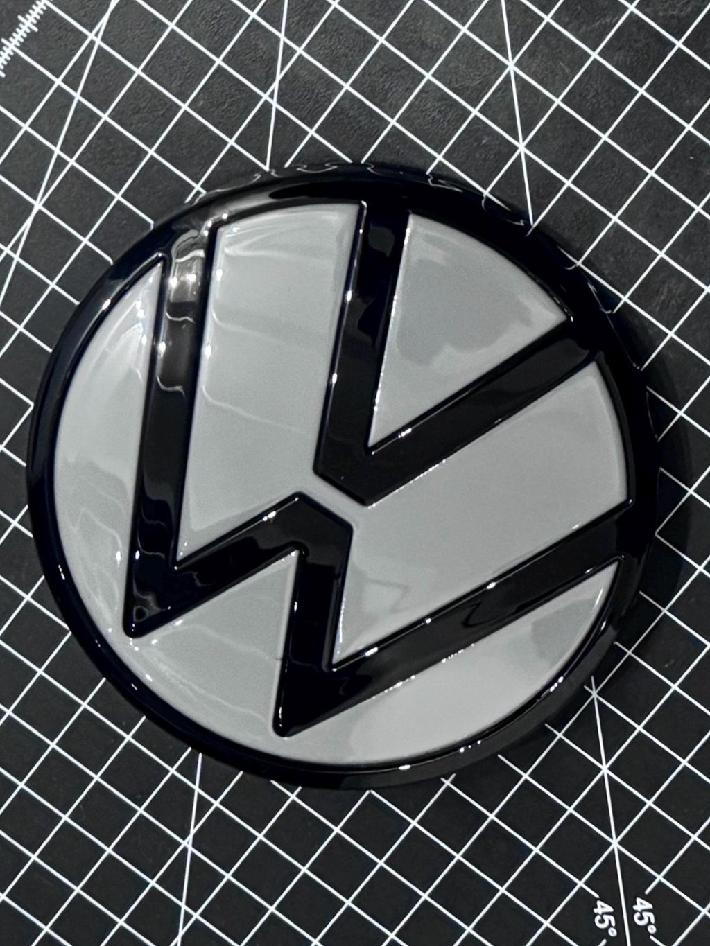 VW Golf 8 GTI Heck VW Original Logo  in  Black /  Nardo grey/ Mondsteingrau (LA7C)
