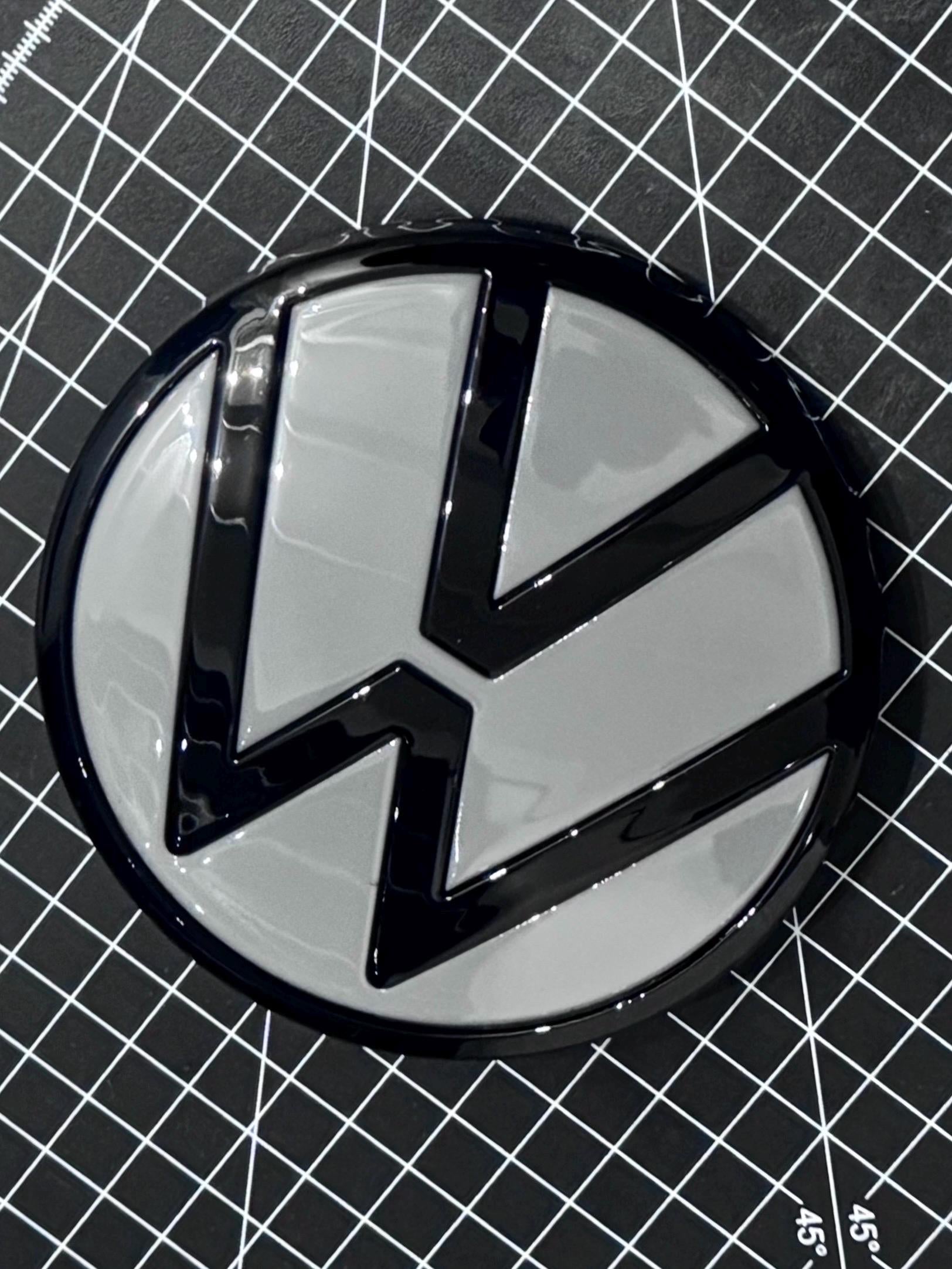 VW Golf 8 GTI Heck VW Original Logo  in  Black /  Nardo grey/ Mondsteingrau (LA7C)