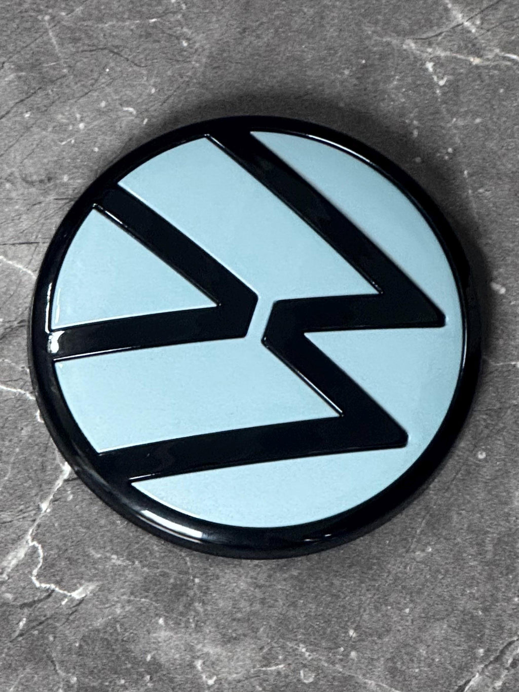 VW Golf 8 Heck VW original Logo  in  Black /  crystal ice blue metallic