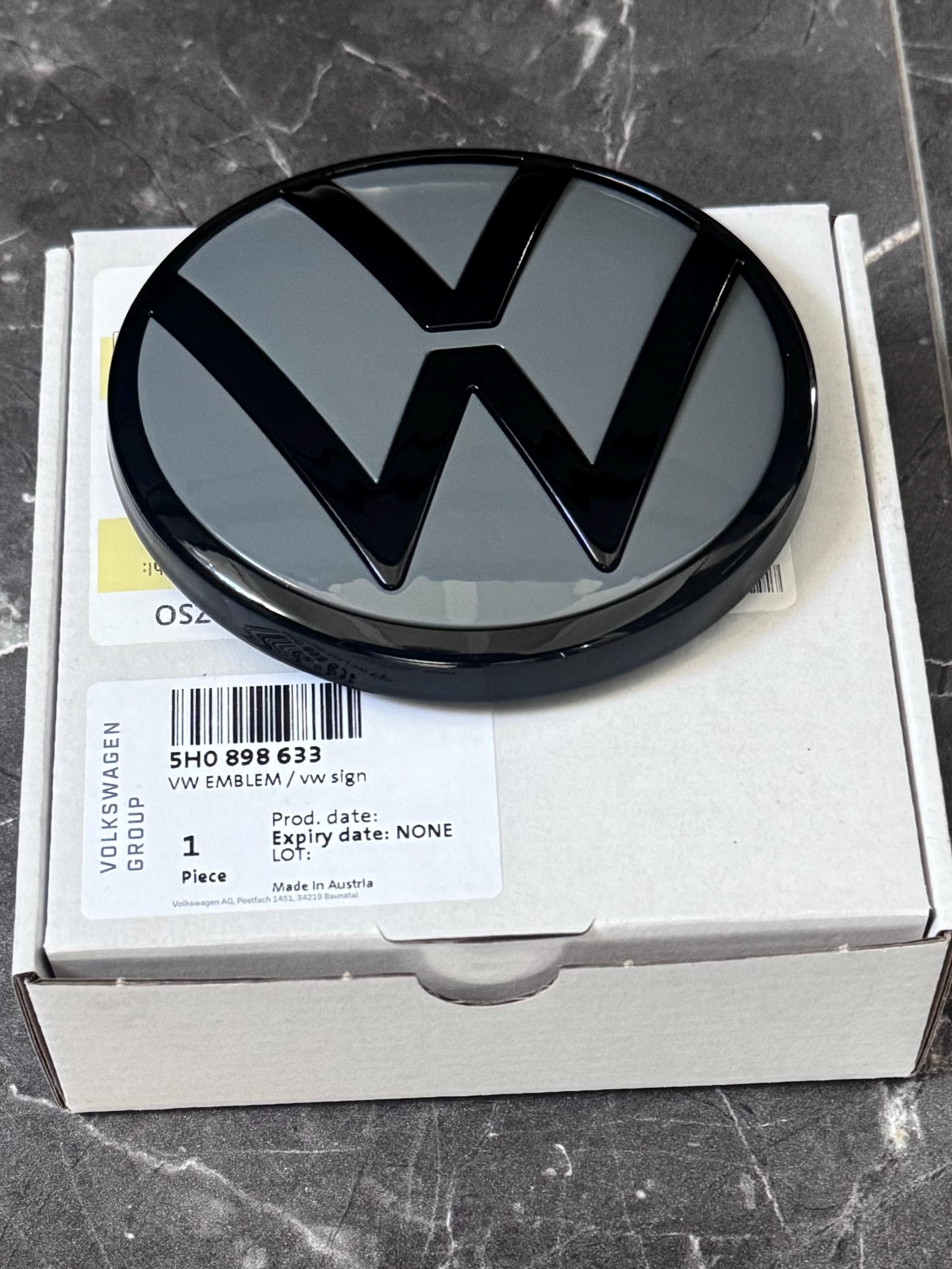 VW Golf 8 GTI Heck VW Original Logo  in  Black /  Nardo grey/ Mondsteingrau (LA7C)
