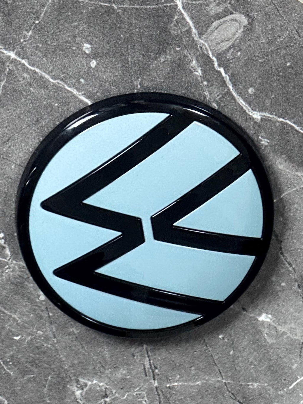 VW Golf 8 Heck VW original Logo  in  Black /  crystal ice blue metallic
