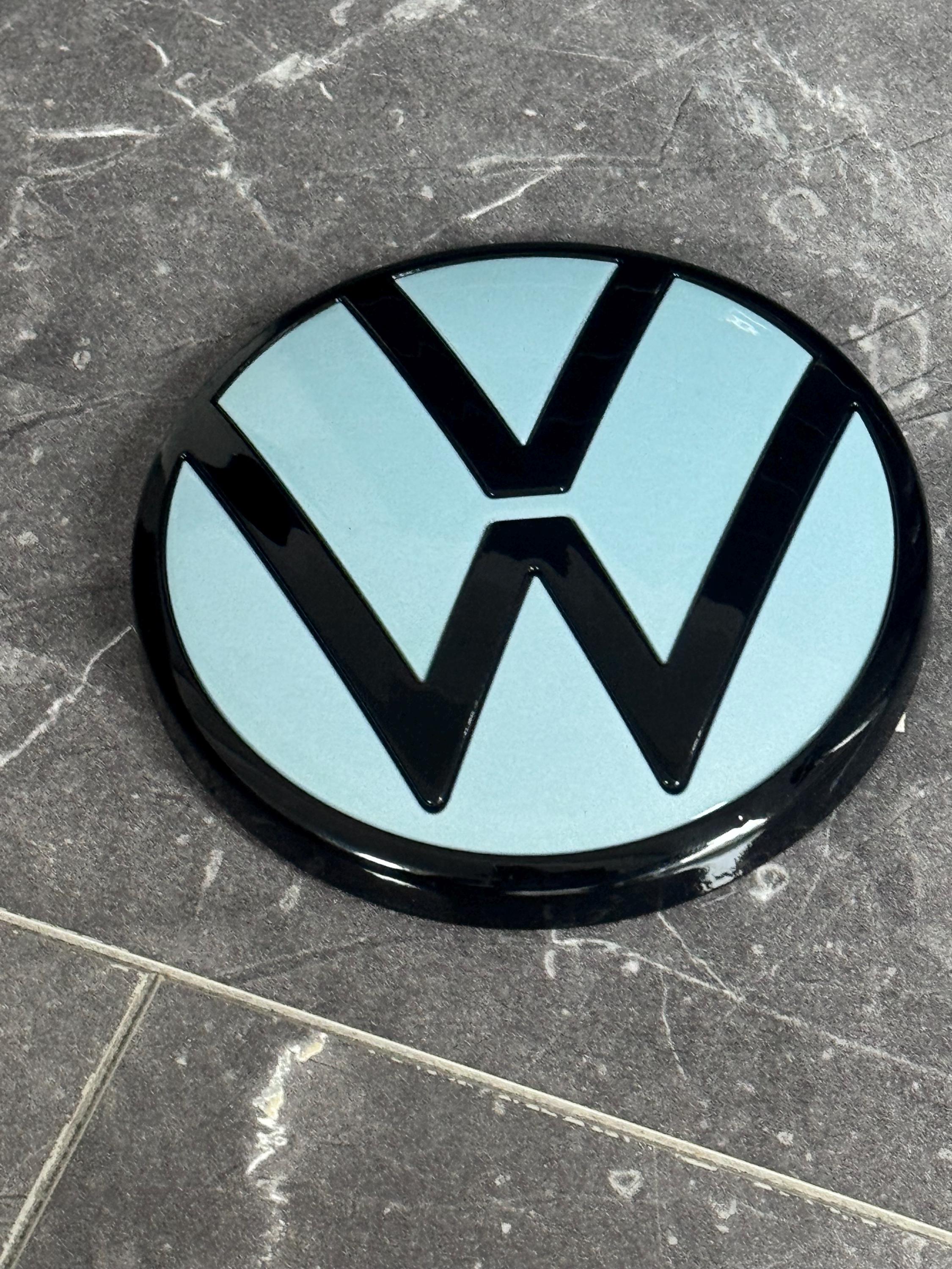 VW Golf 8 Heck VW original Logo  in  Black /  crystal ice blue metallic
