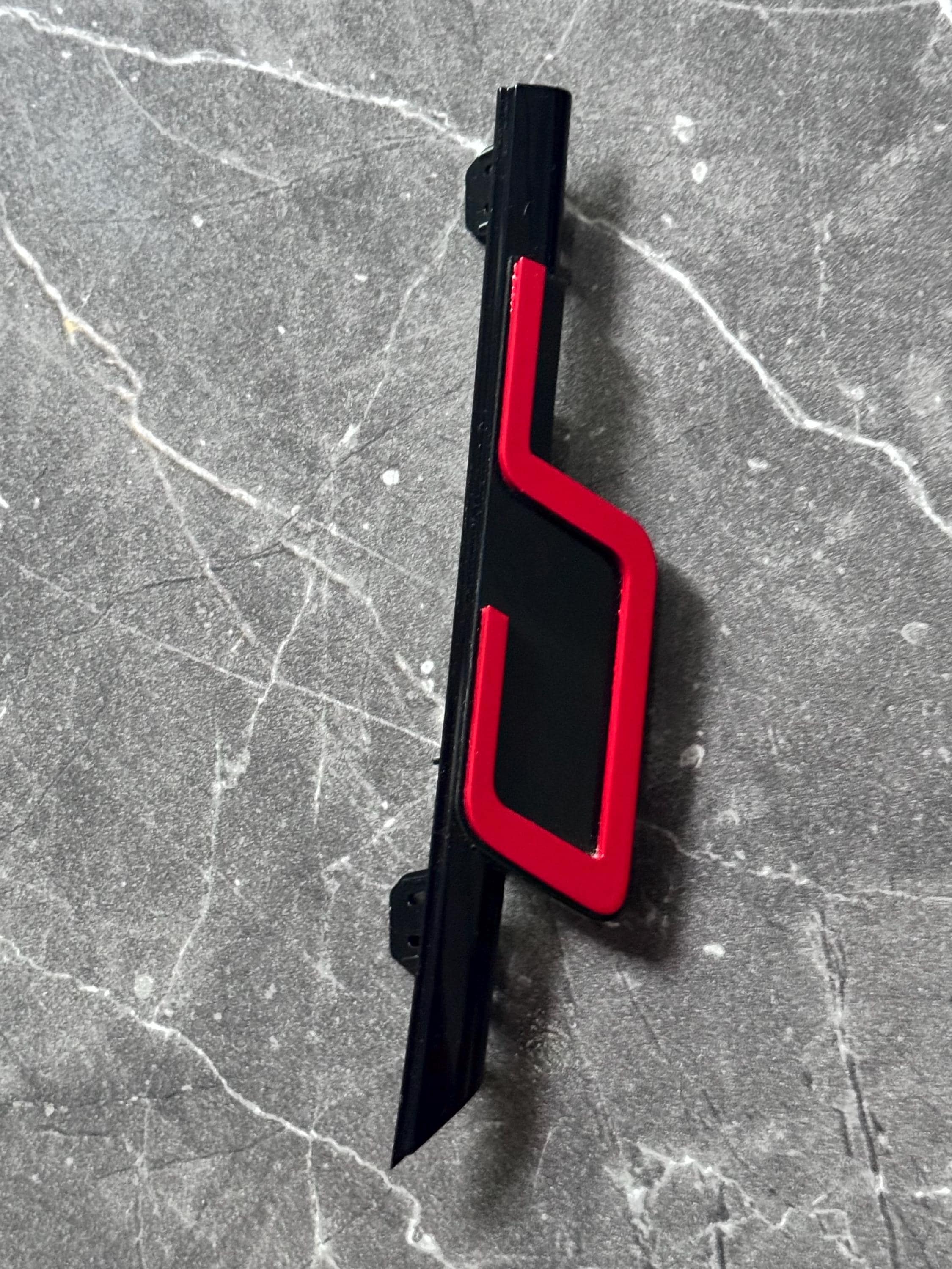 VW Golf 8 GTI Clubsport Kühlergrill Emblem in Tornado Rot (Nicht passend für Facelift)