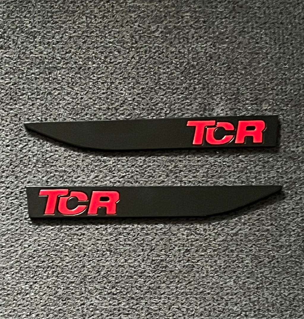 VW Golf GTI TCR Seiten Emblem Links / Rechts für Golf 7 und Facelift Piano Black / Tornado Rot