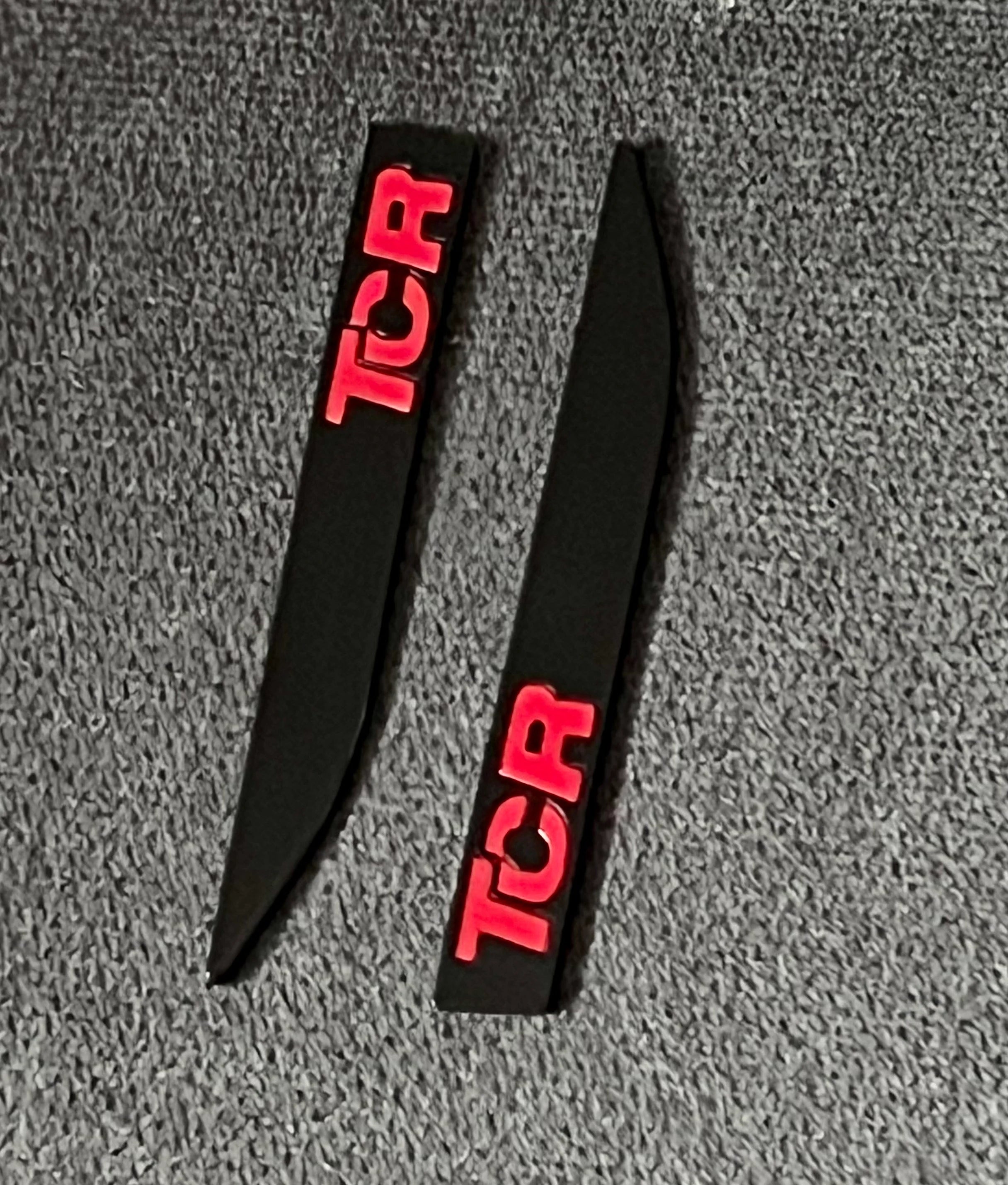 VW Golf GTI TCR Seiten Emblem Links / Rechts für Golf 7 und Facelift Piano Black / Tornado Rot