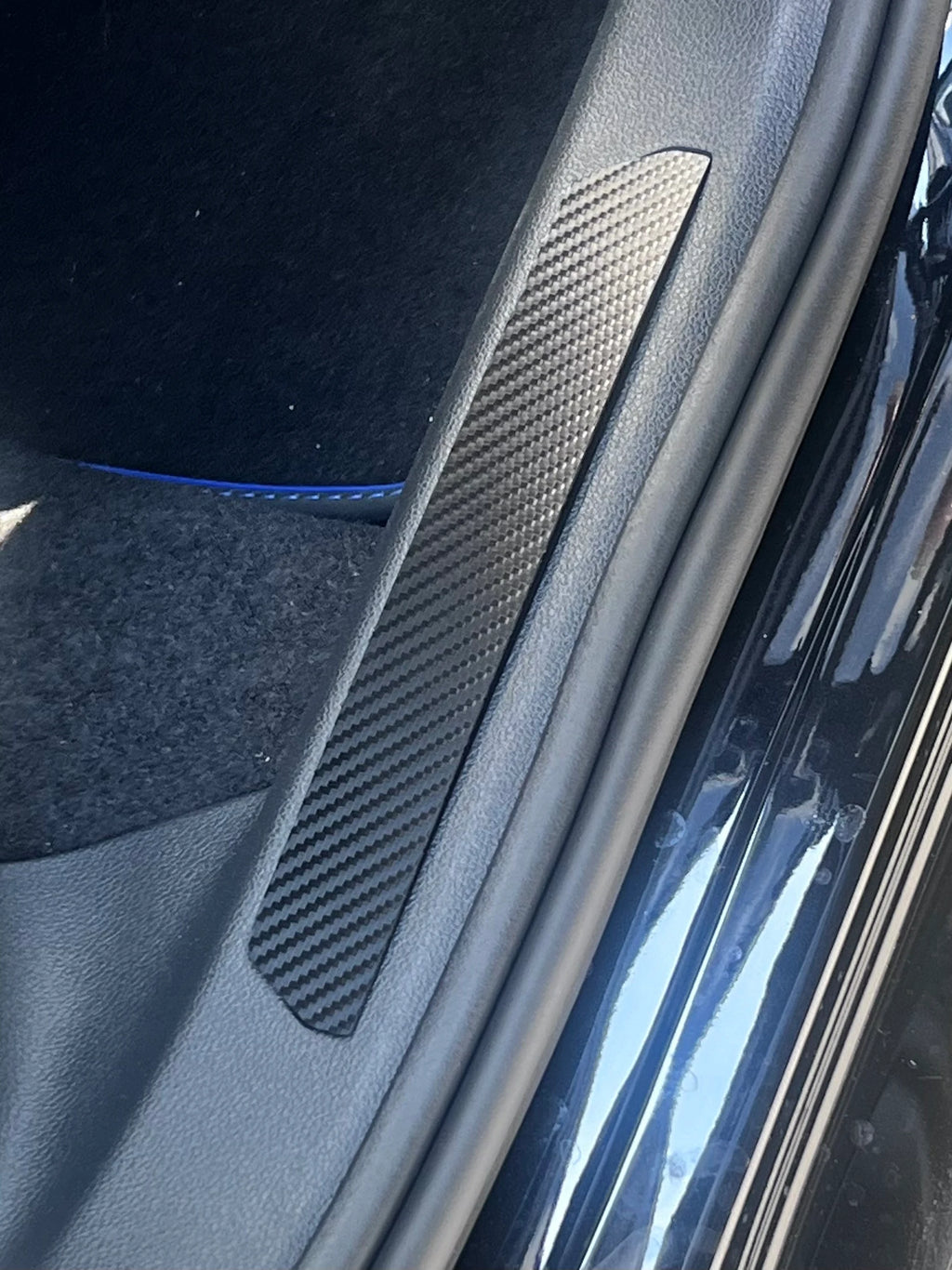 Golf 8 Einstiegsleisten in Echt Carbon, angepasst für Kunststoff Aussparungen