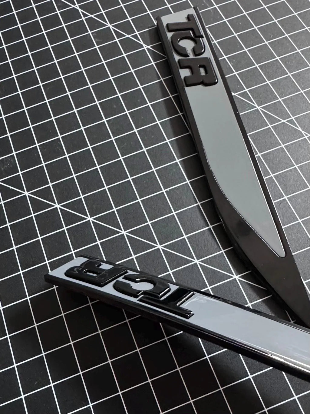 VW Golf 7 GTI TCR Seite Emblem Set in Pure Grey / Piano Black