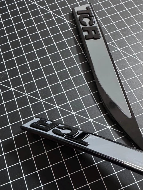 VW Golf 7 GTI TCR Seite Emblem Set in Pure Grey / Piano Black