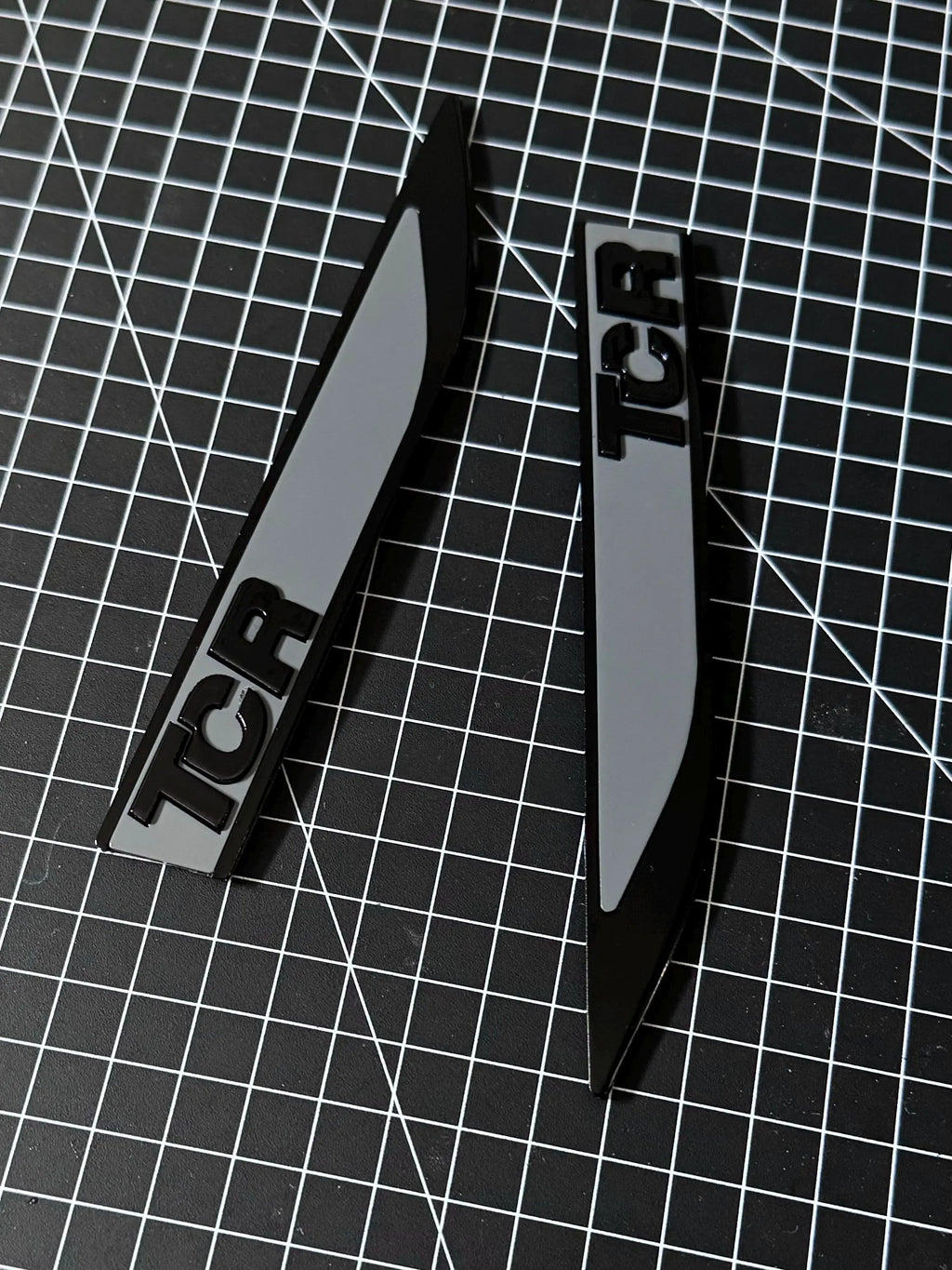 VW Golf 7 GTI TCR Seite Emblem Set in Pure Grey / Piano Black