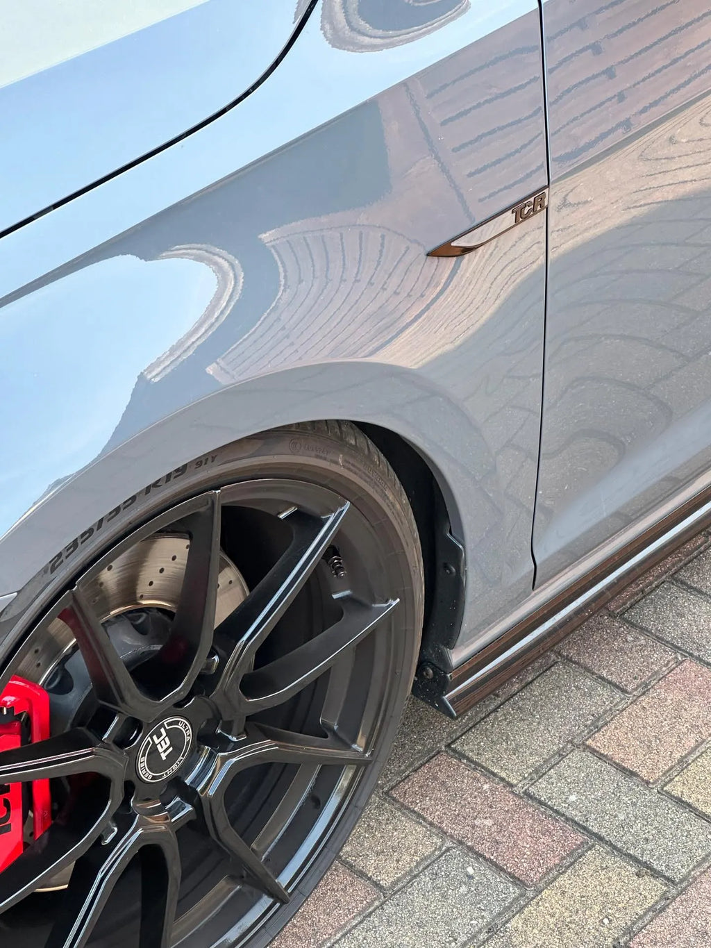 VW Golf 7 GTI TCR Seite Emblem Set in Pure Grey / Piano Black