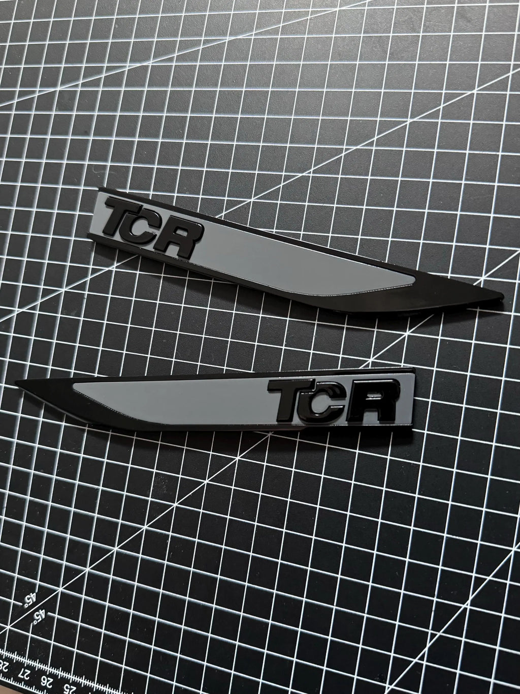 VW Golf 7 GTI TCR Seite Emblem Set in Pure Grey / Piano Black
