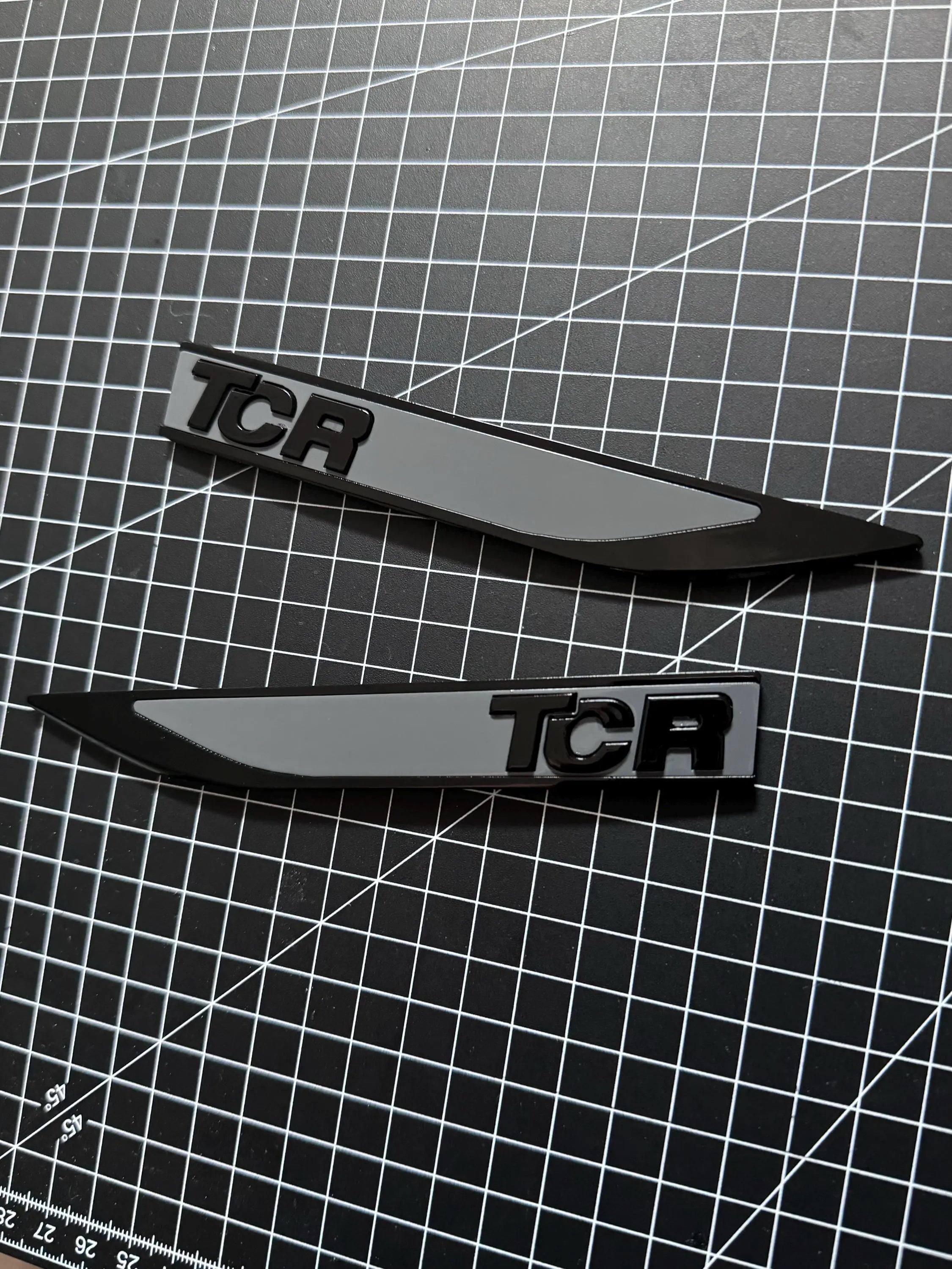VW Golf 7 GTI TCR Seite Emblem Set in Pure Grey / Piano Black