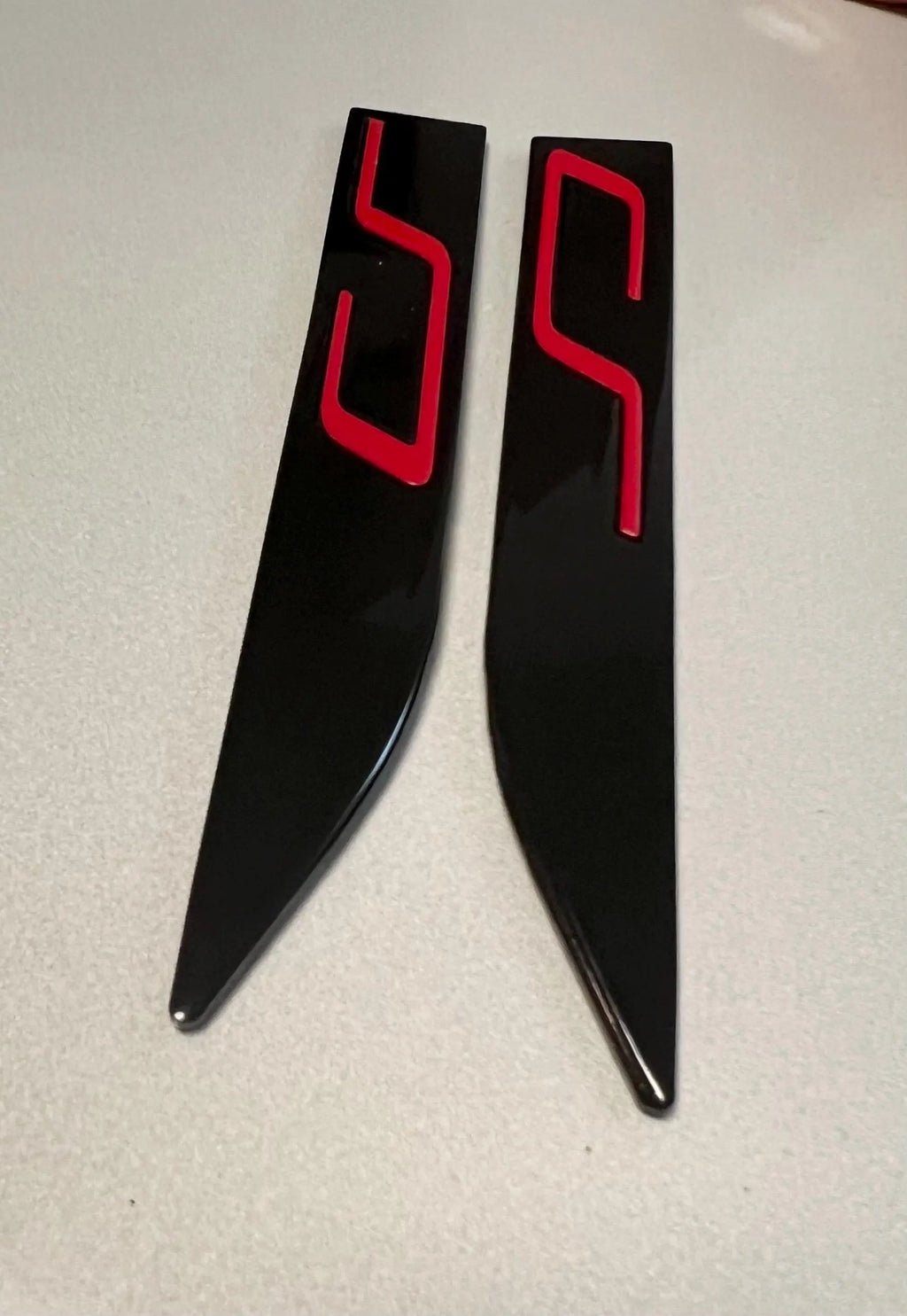 VW Golf 8 GTI CLUBSPORT Seiten Emblem Links / Rechts Schwarz / Tornado Rot