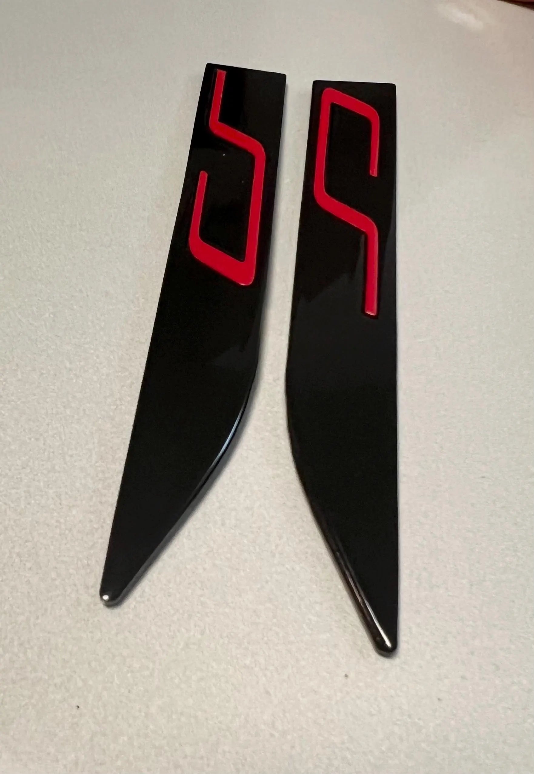 VW Golf 8 GTI CLUBSPORT Seiten Emblem Links / Rechts Schwarz / Tornado Rot
