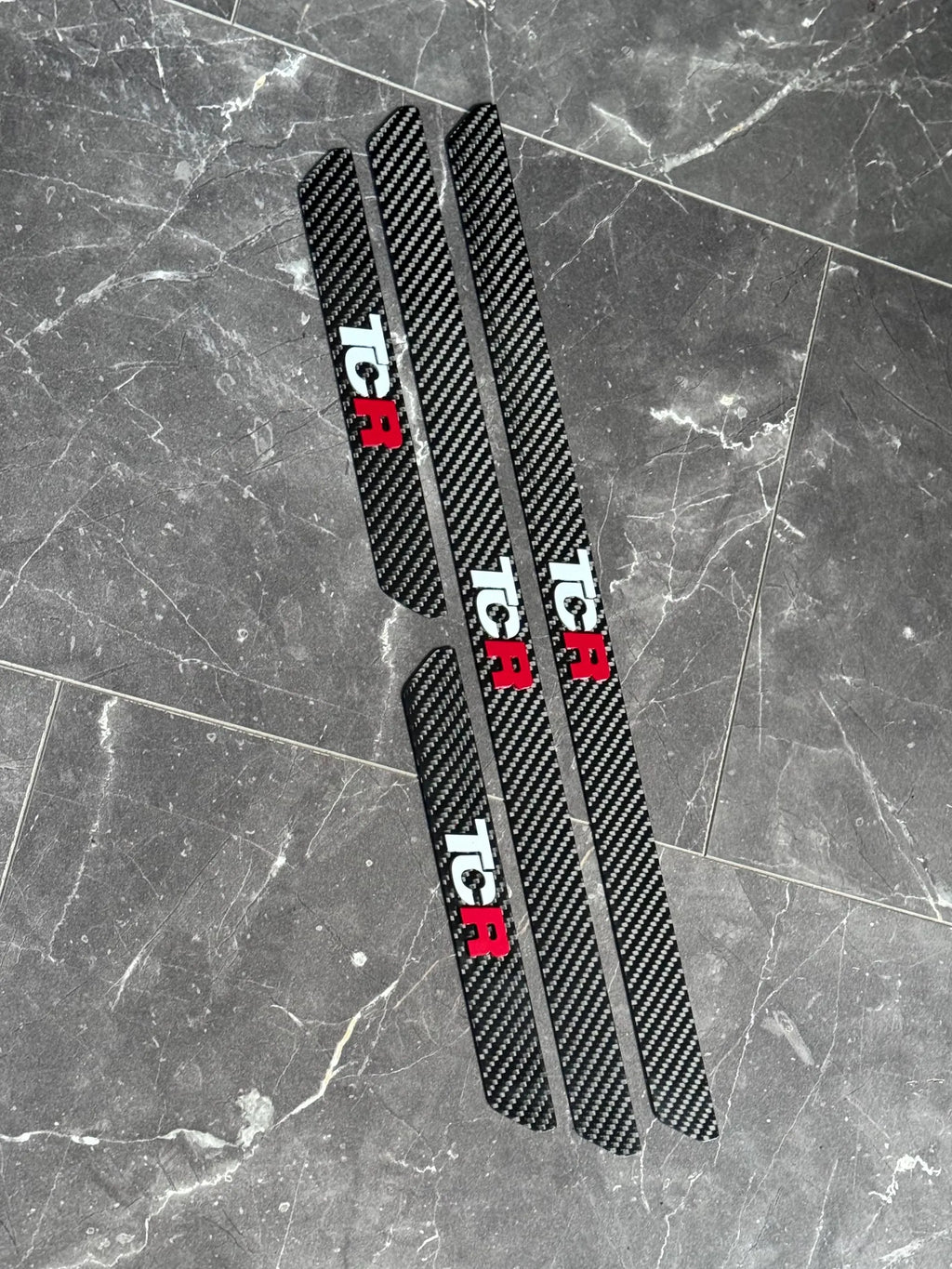 Golf 7 GTI TCR Einstiegsleisten aus Real Carbon mit TCR Logo lackiert in Pure white / Tornado Rot