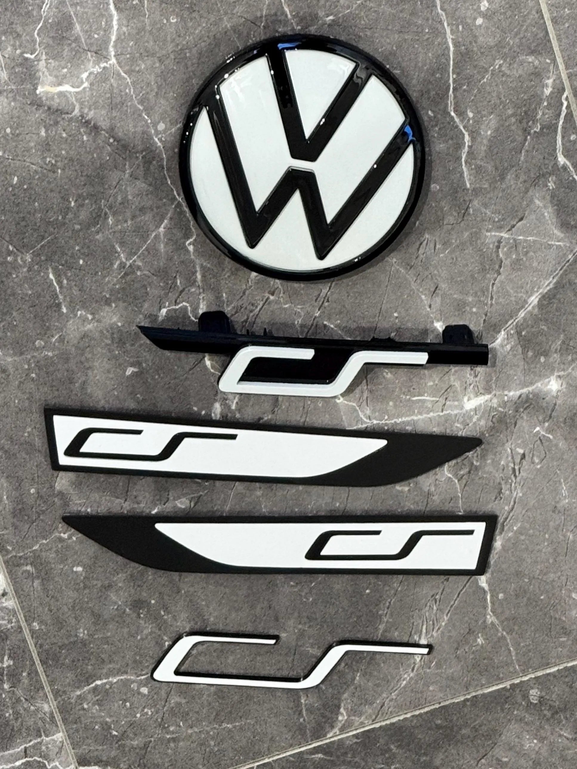 VW Golf 8 GTI Clubsport  Emblem Set in Piano Black / pure white