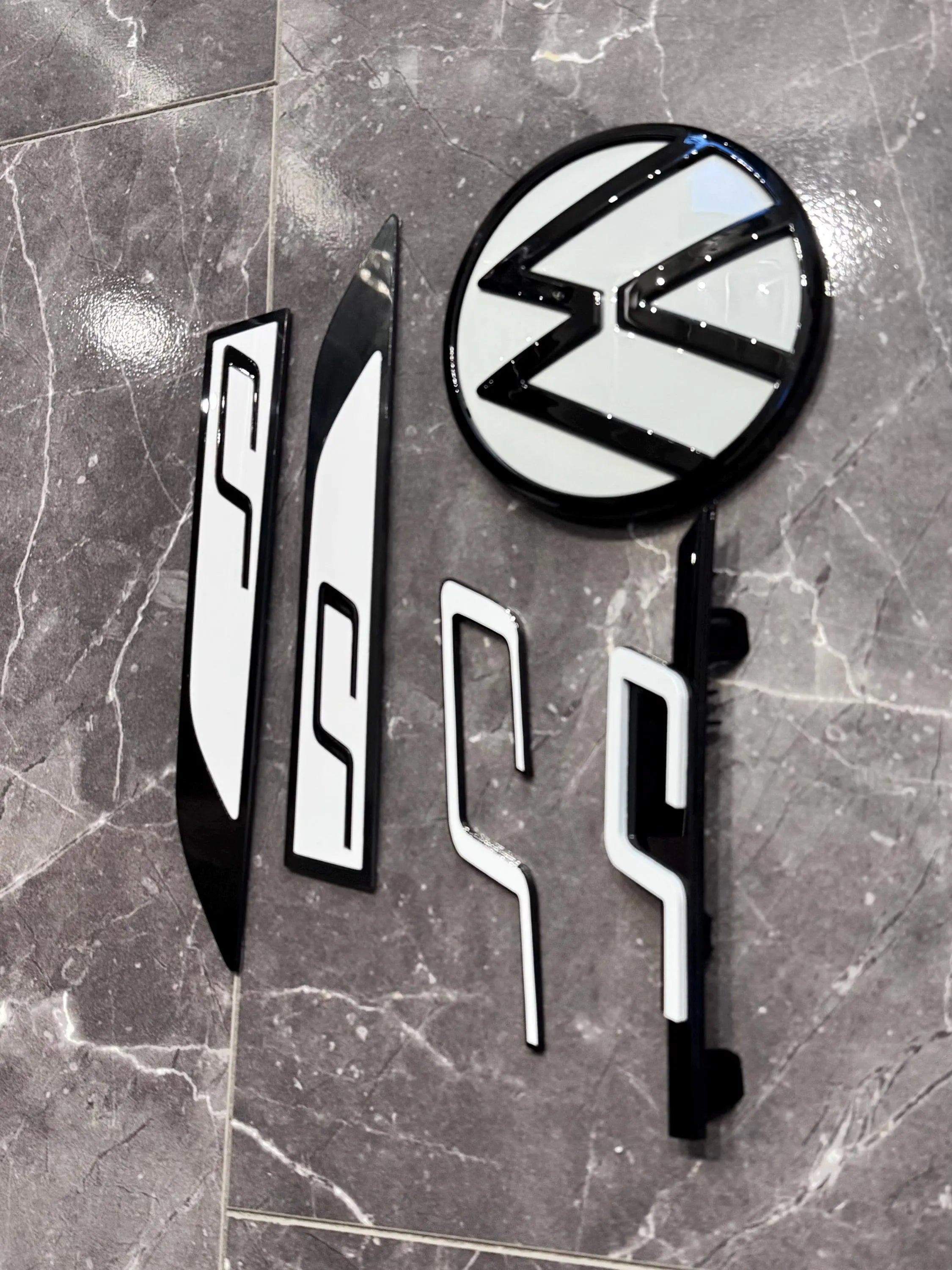 VW Golf 8 GTI Clubsport  Emblem Set in Piano Black / pure white