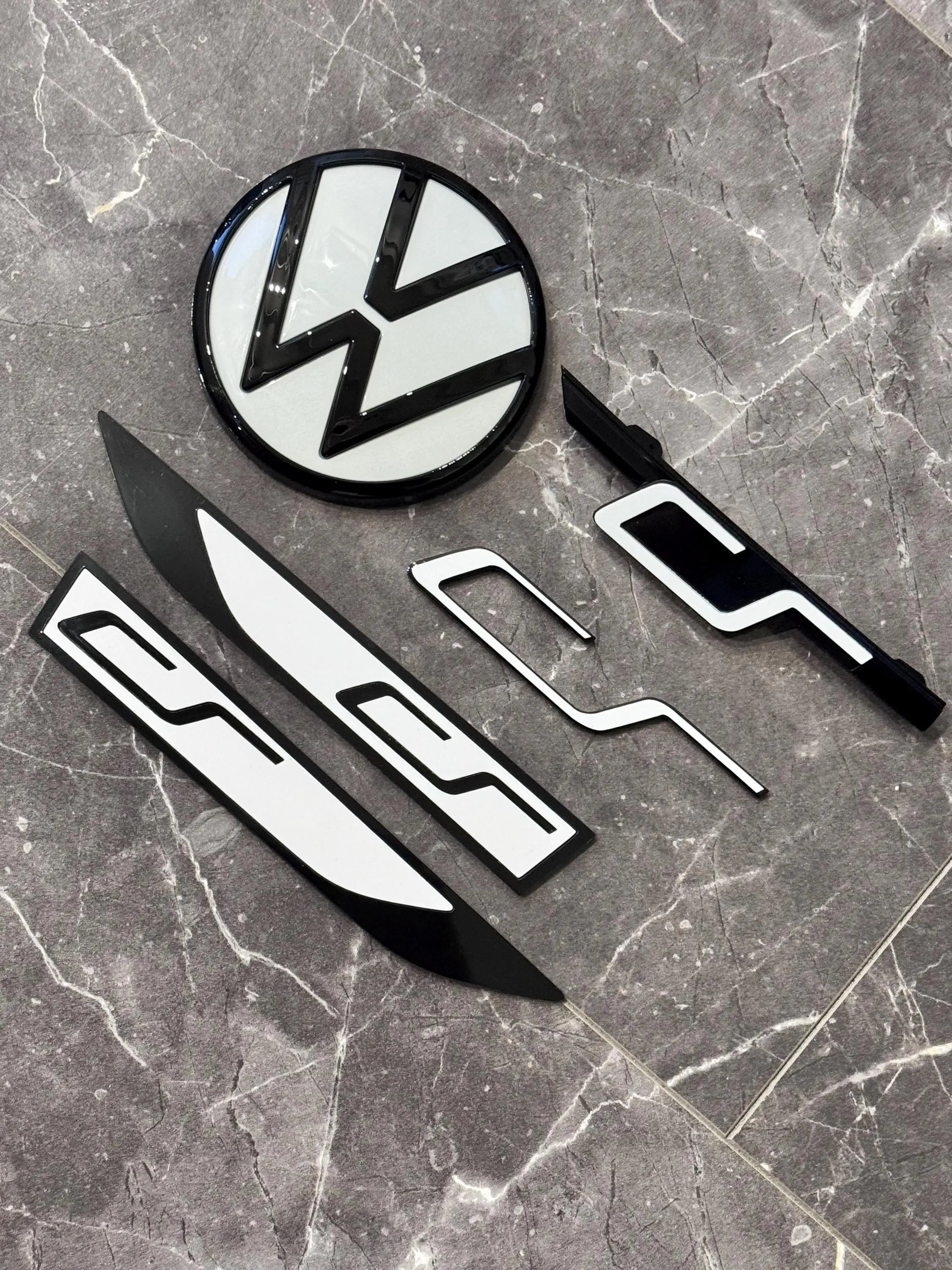 VW Golf 8 GTI Clubsport  Emblem Set in Piano Black / pure white