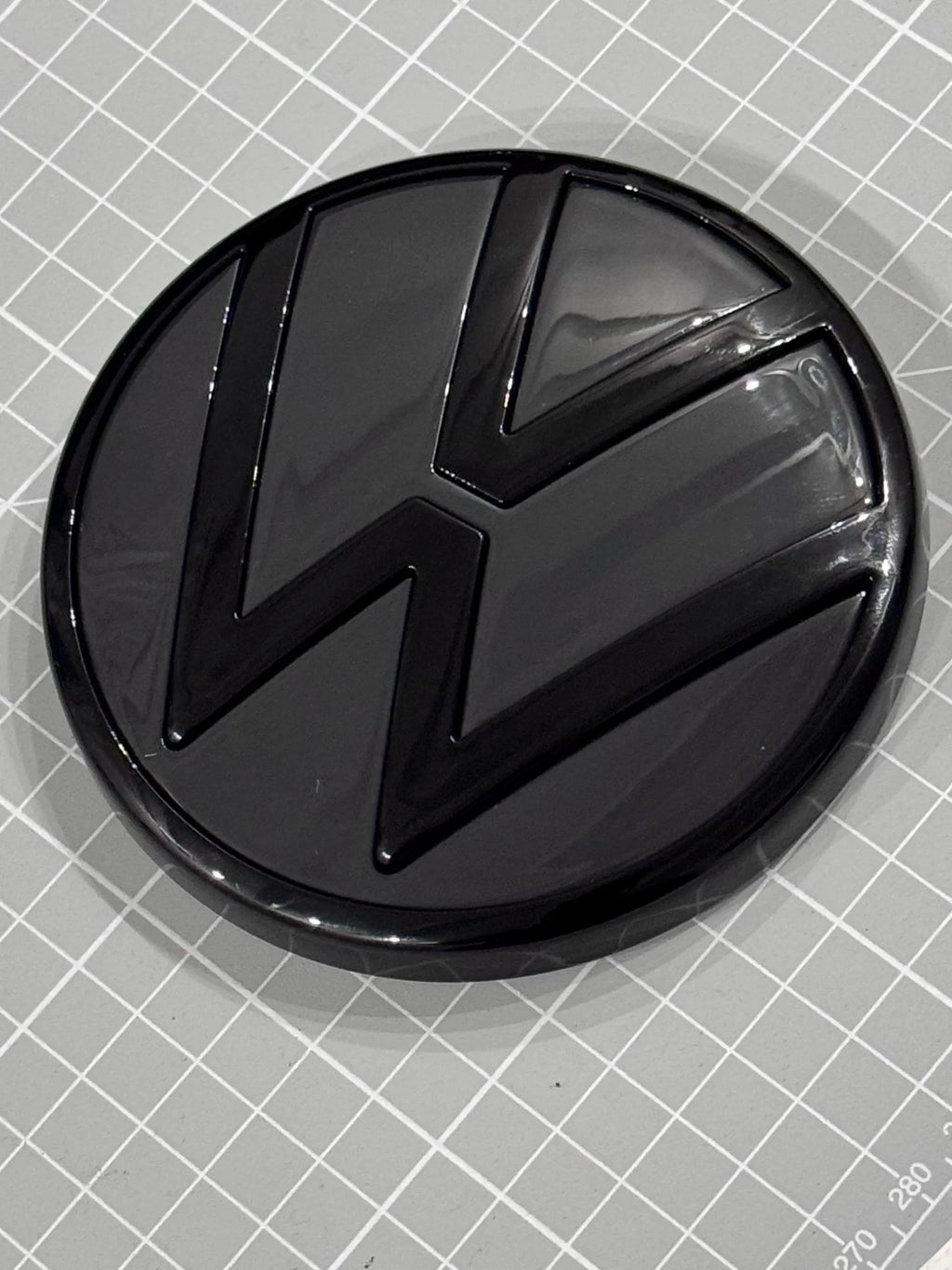 VW Golf 8 GTI Heck VW Original Logo in Black / Urano grey