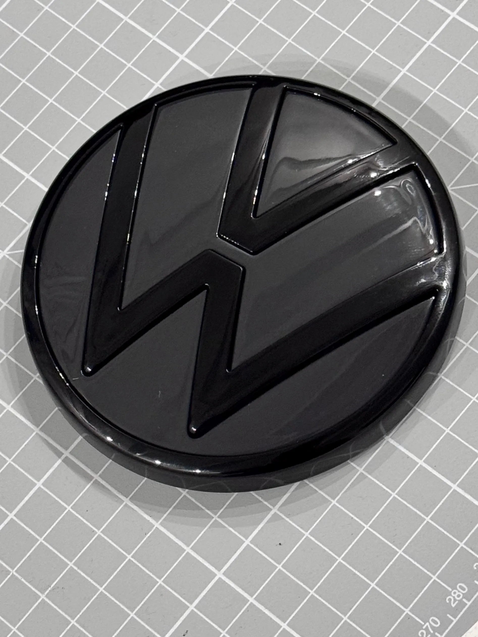 VW Golf 8 GTI Heck VW Original Logo in Black / Urano grey