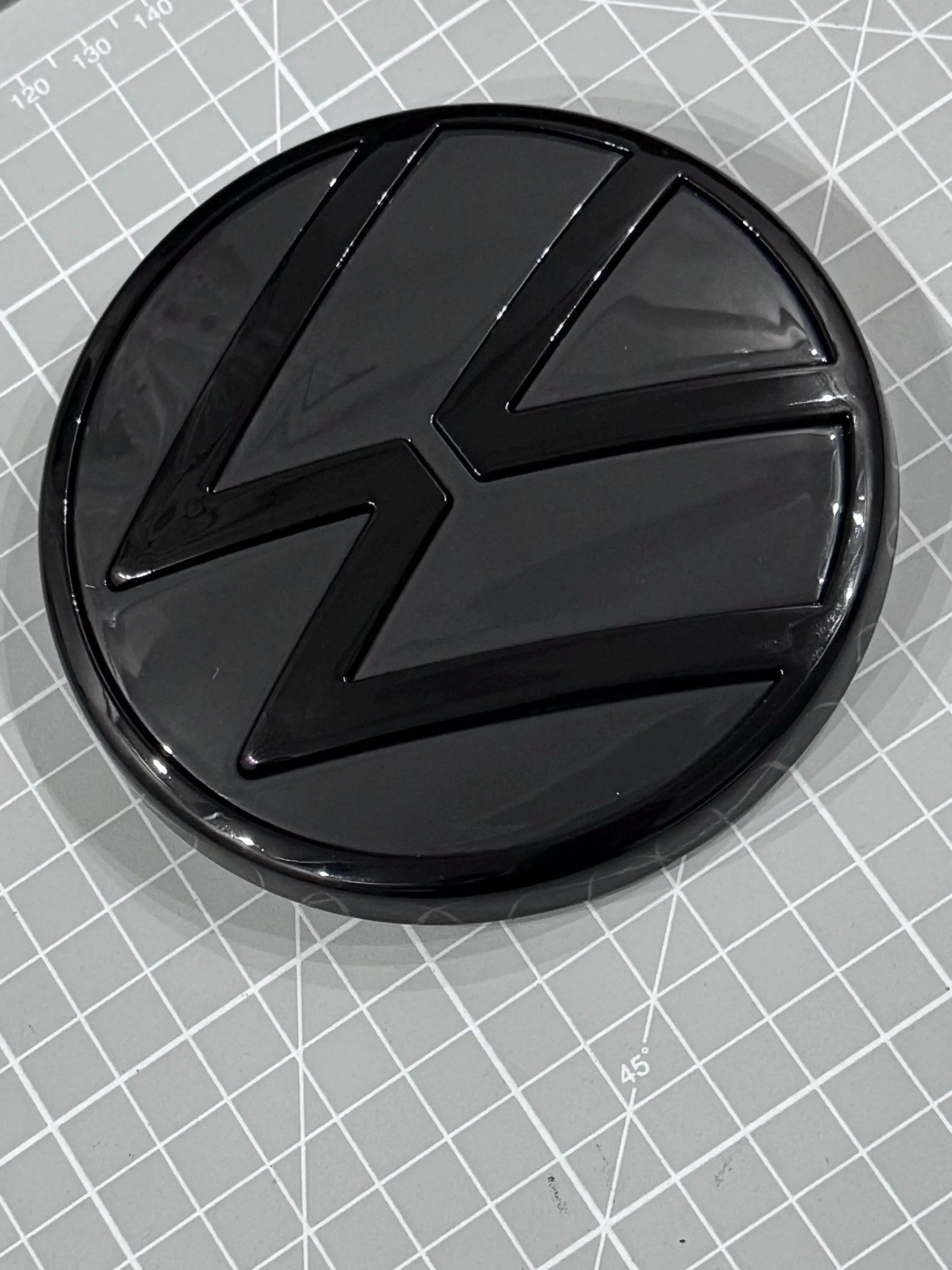 VW Golf 8 GTI Heck VW Original Logo in Black / Urano grey