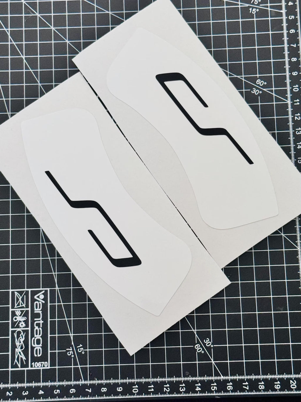 VW Golf 8 GTI Clubsport Facelift Bremssättel Sticker weiß  mit CS Logo in schwarz