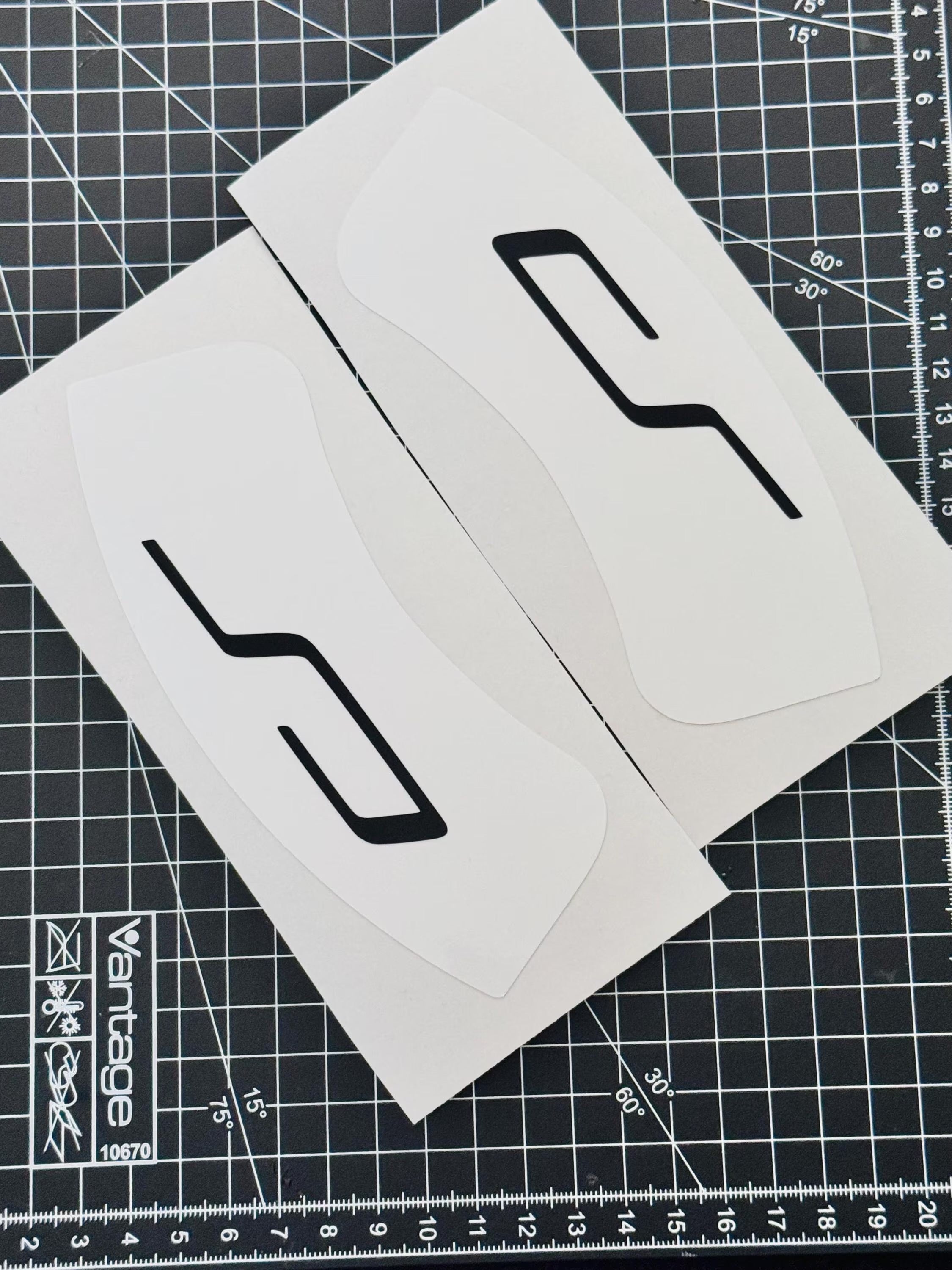 VW Golf 8 GTI Clubsport Facelift Bremssättel Sticker weiß  mit CS Logo in schwarz