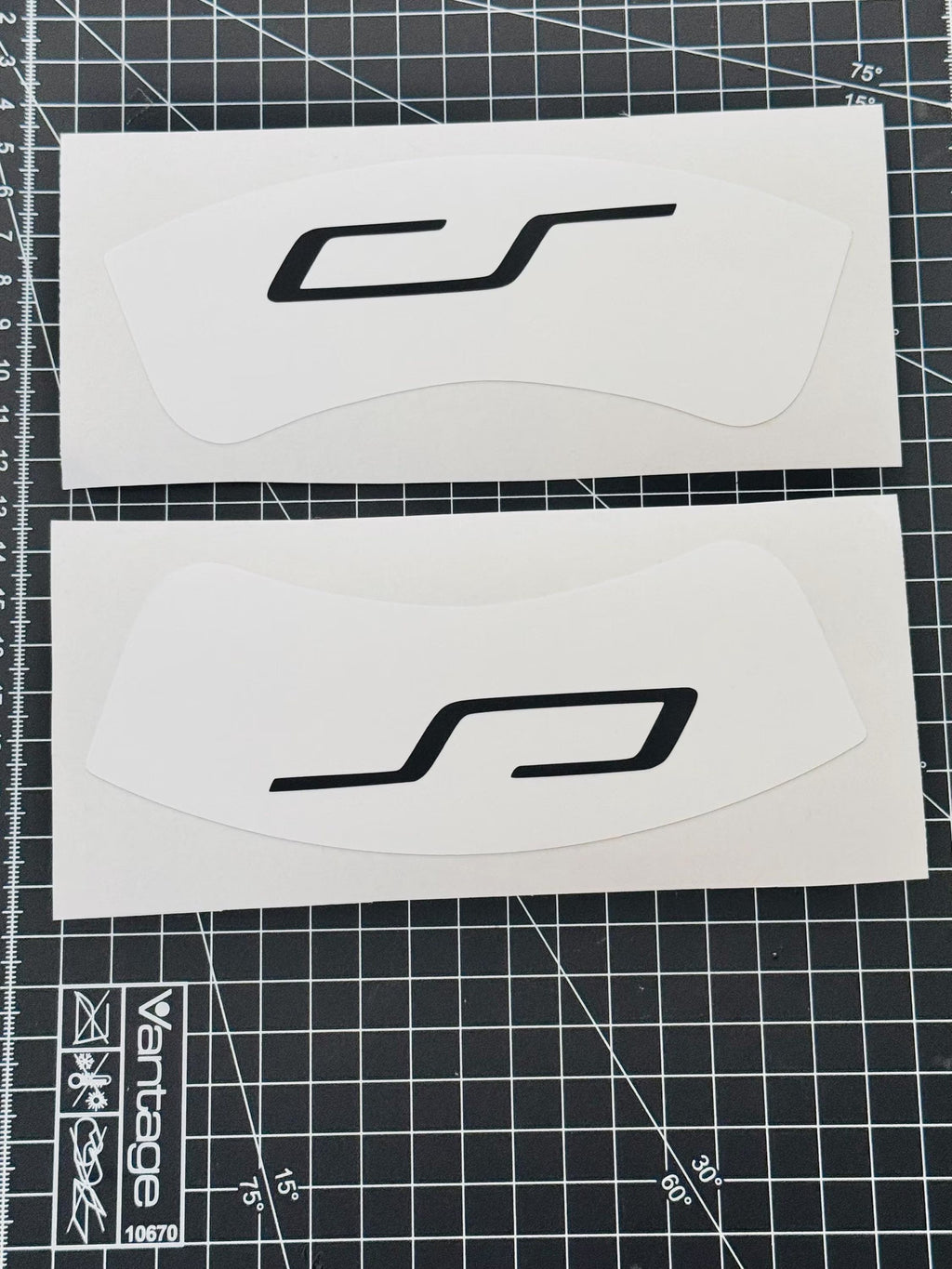 VW Golf 8 GTI Clubsport Facelift Bremssättel Sticker weiß  mit CS Logo in schwarz