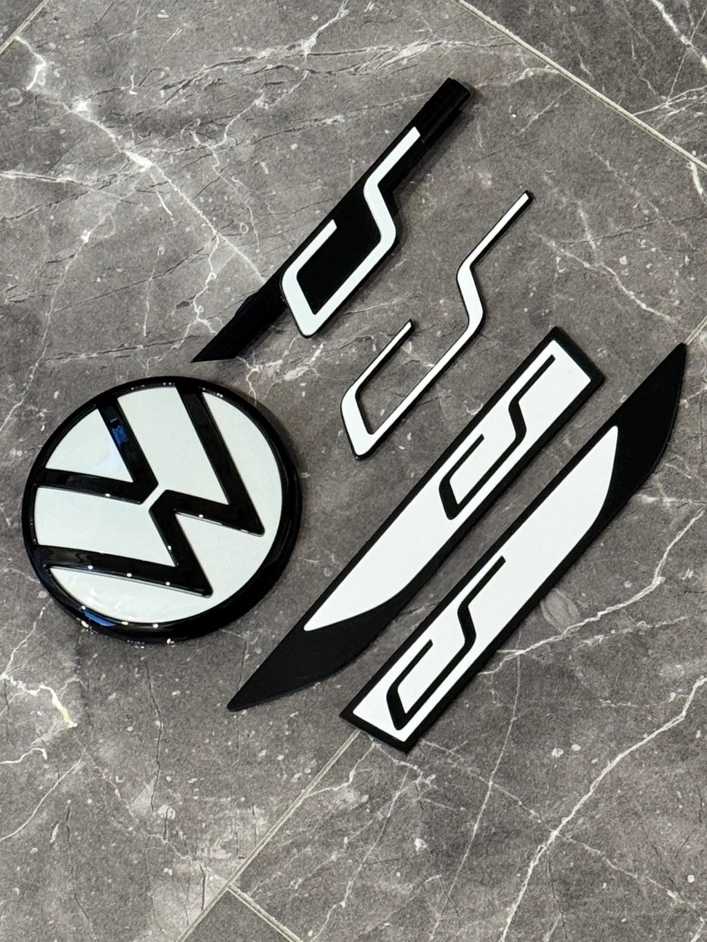 VW Golf 8 GTI Clubsport  Emblem Set in Piano Black / pure white