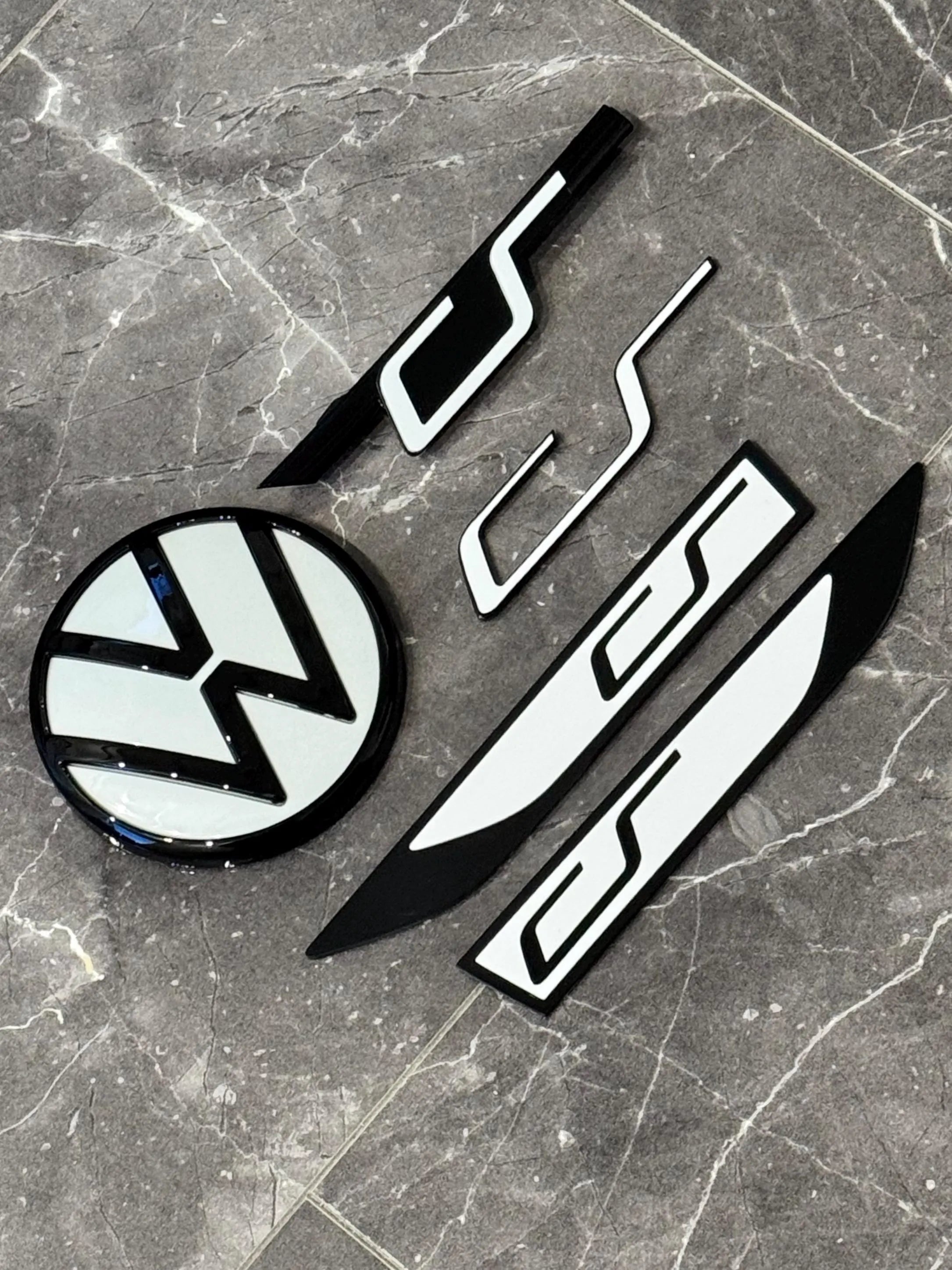 VW Golf 8 GTI Clubsport  Emblem Set in Piano Black / pure white
