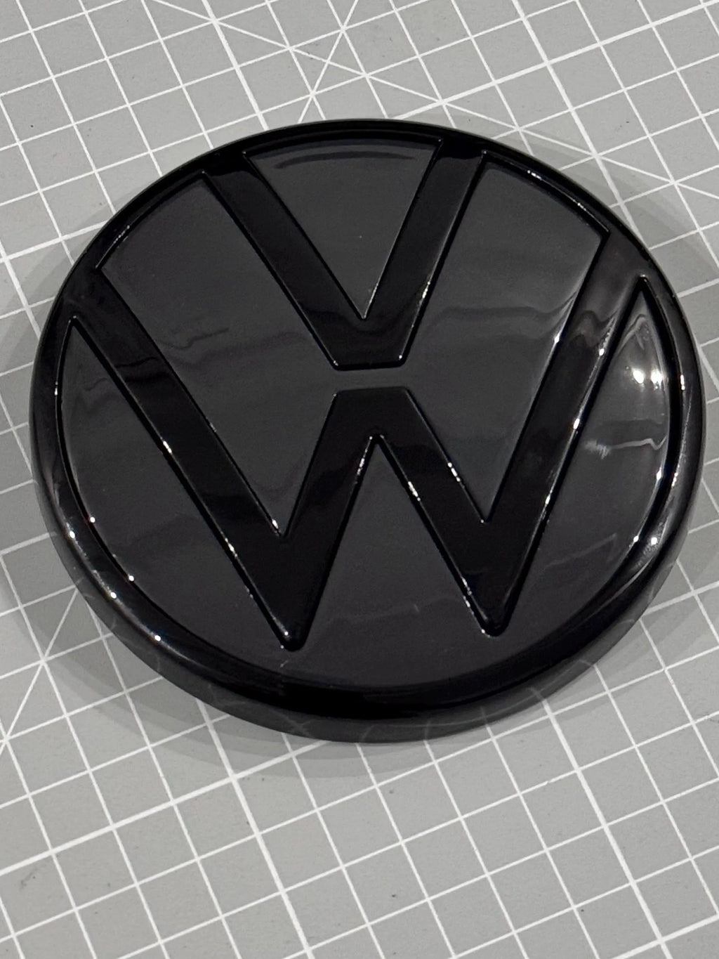 VW Golf 8 GTI Heck VW Original Logo in Black / Urano grey