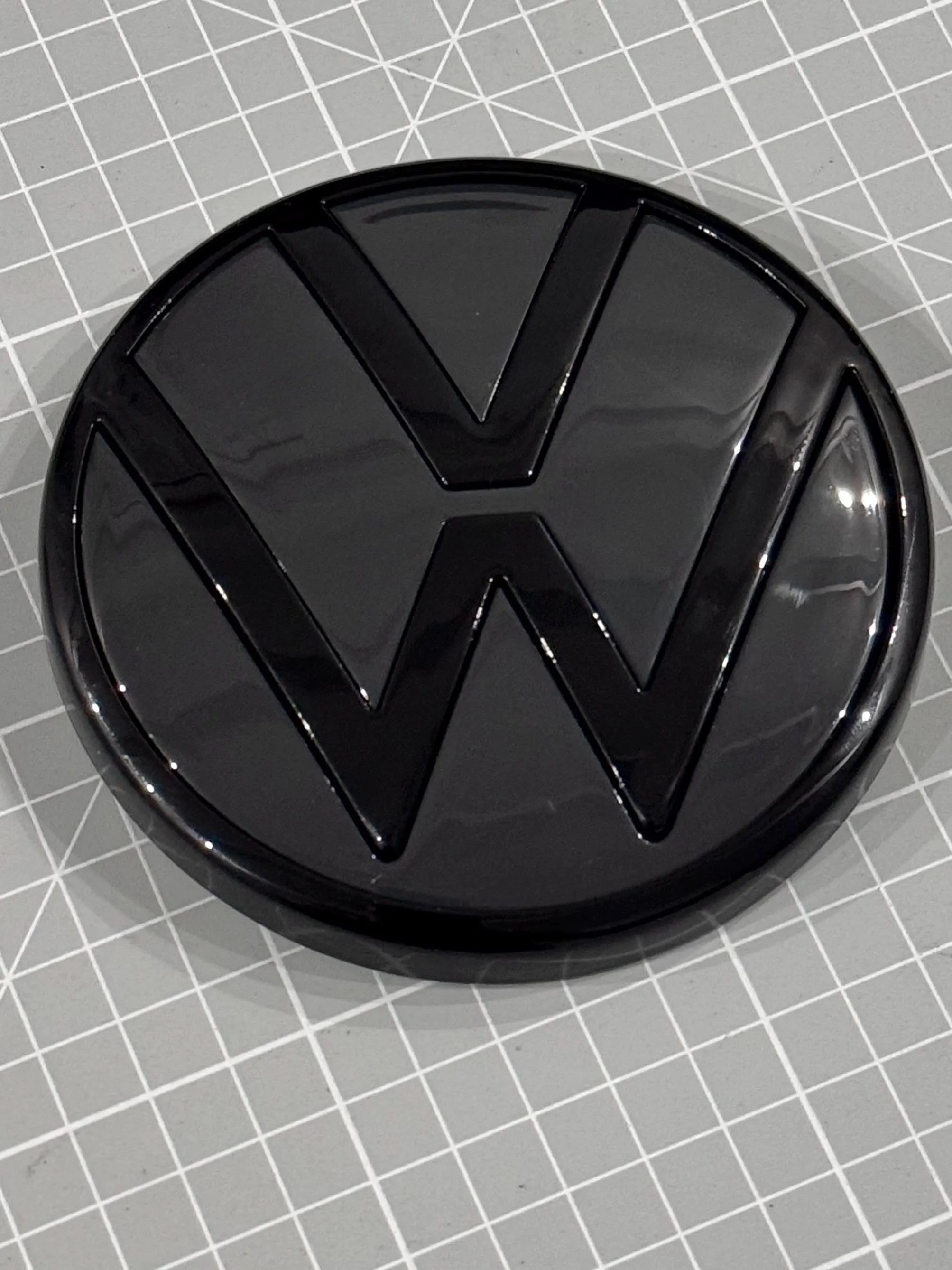 VW Golf 8 GTI Heck VW Original Logo in Black / Urano grey