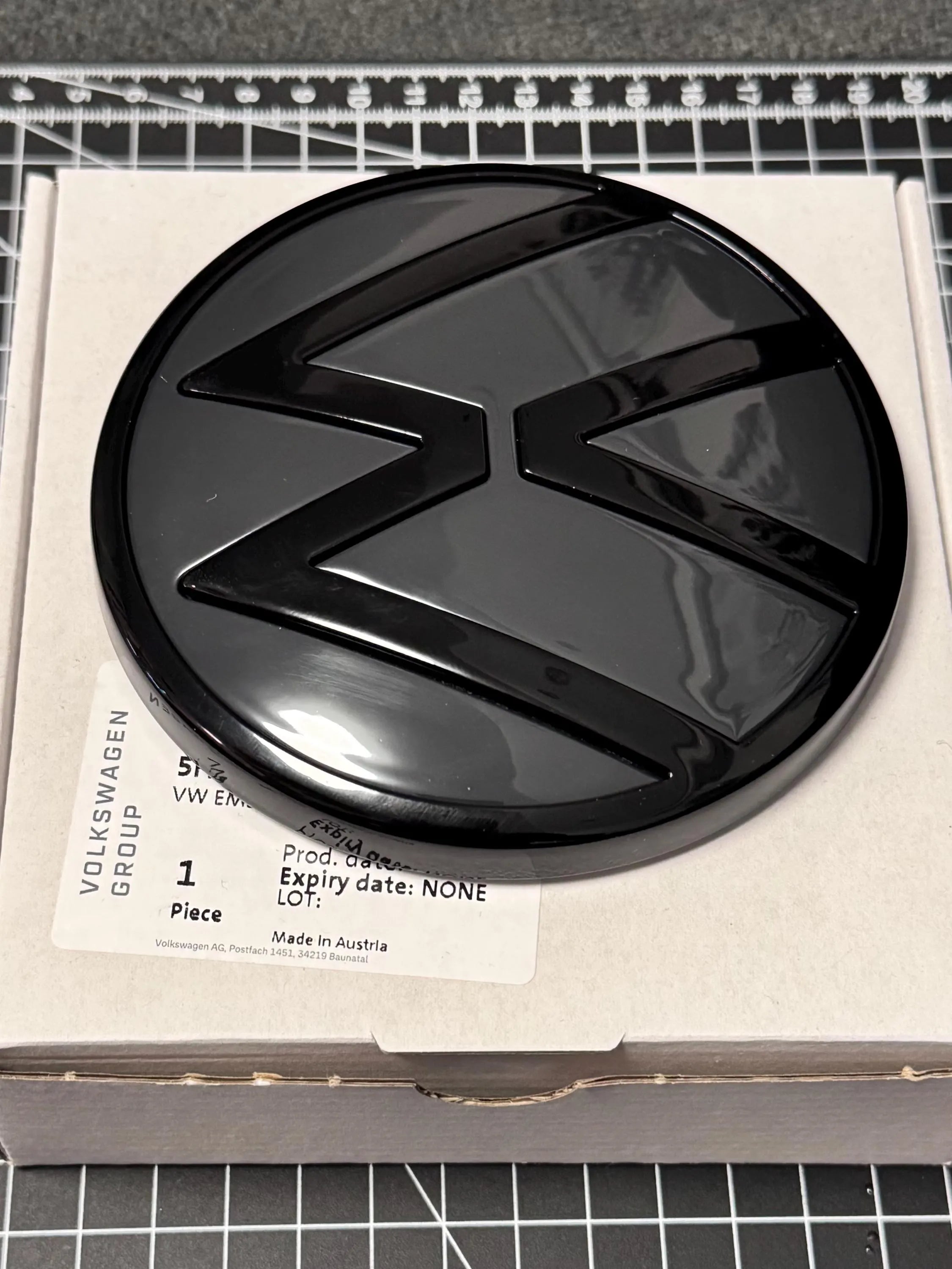 VW Golf 8 GTI Heck VW Original Logo in Black / Urano grey