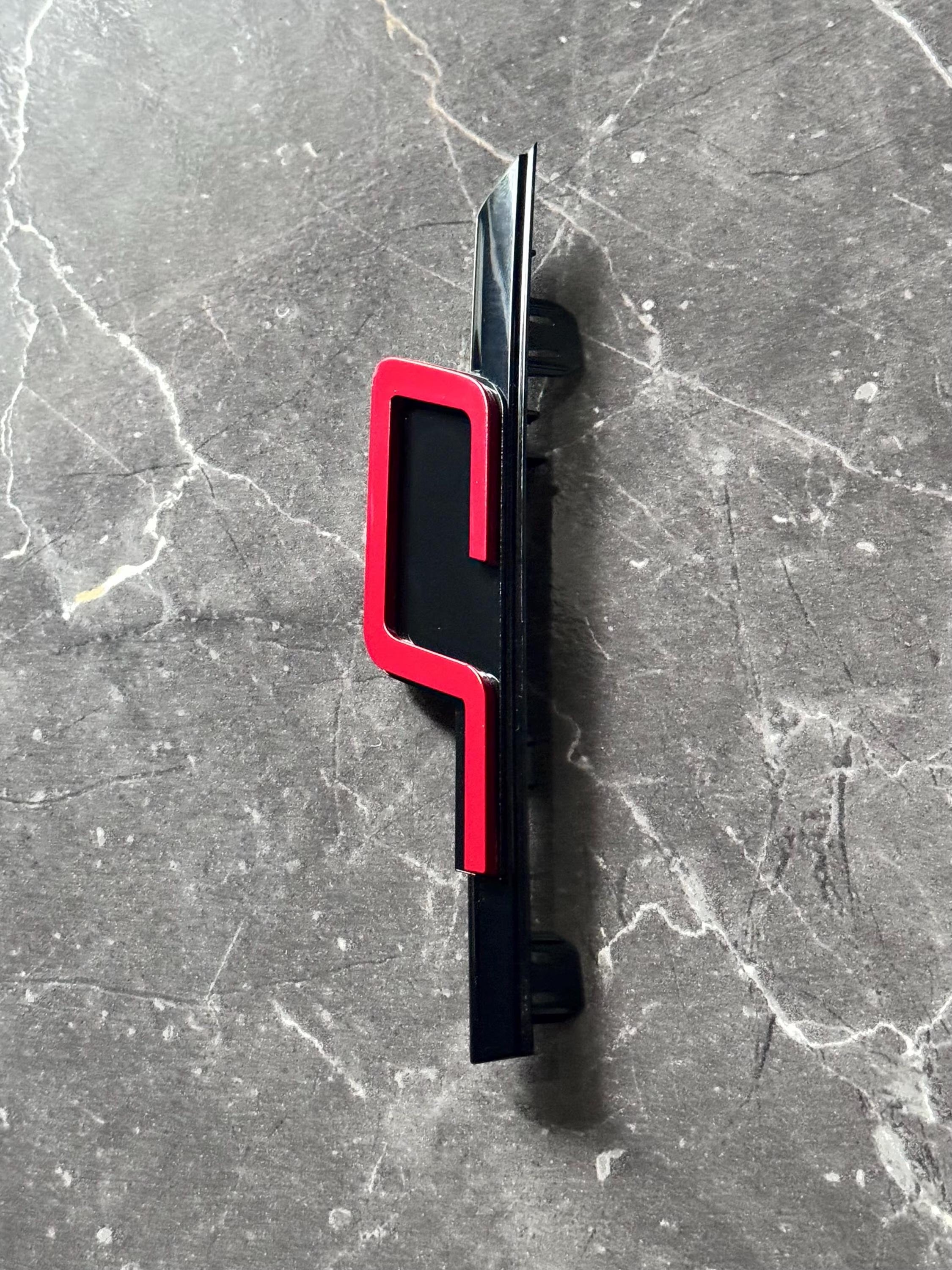 VW Golf 8 GTI Clubsport Kühlergrill Emblem in Tornado Rot (Nicht passend für Facelift)