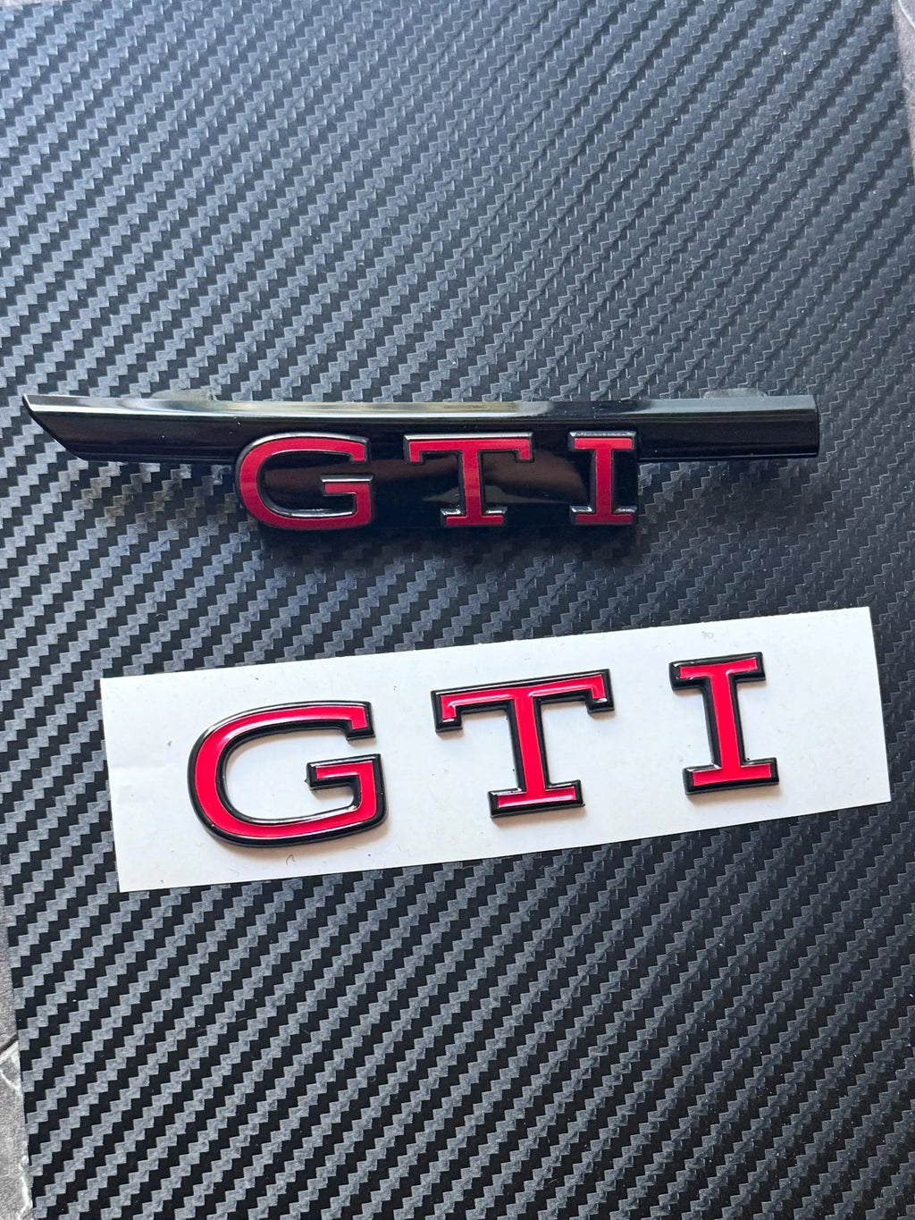 VW Golf 8 GTI Facelift Logo, Emblem Set in Black Edition Black / Grey  Tornado Rot. Original Volkswagen Teile