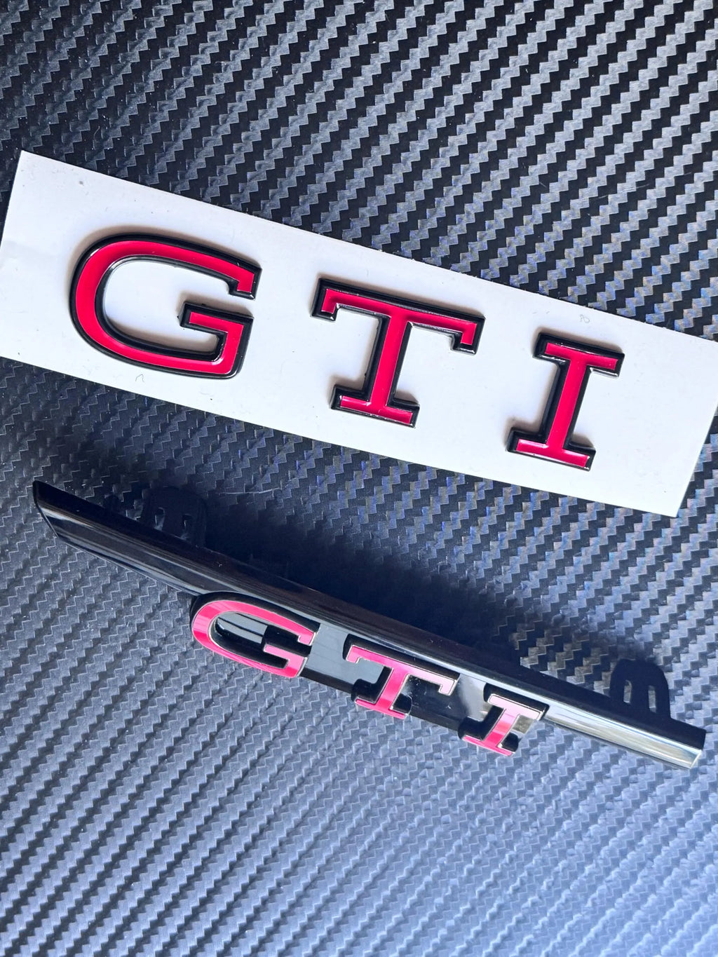 VW Golf 8 GTI Facelift Logo, Emblem Set in Black Edition Black / Grey  Tornado Rot. Original Volkswagen Teile