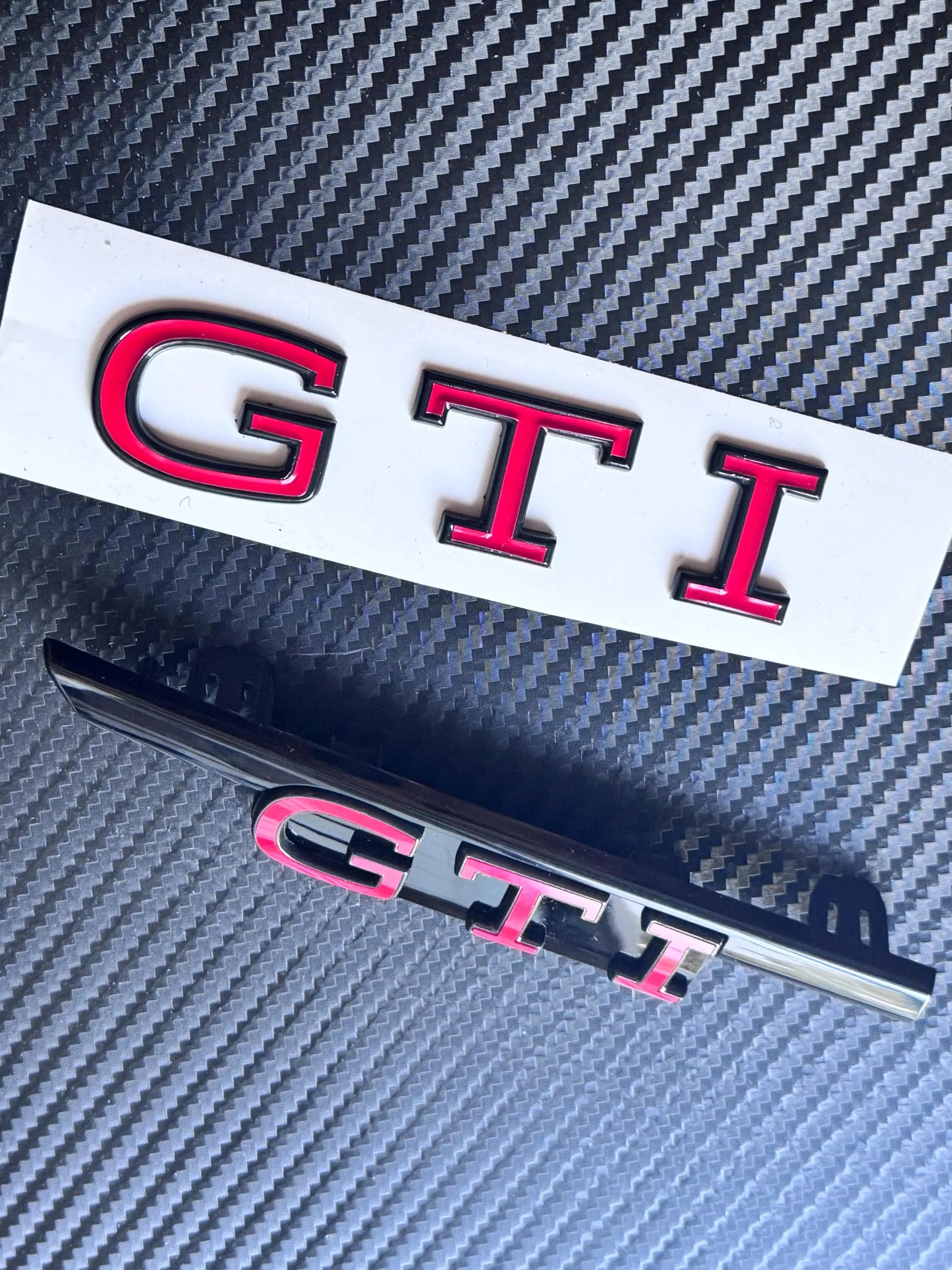 VW Golf 8 GTI Facelift Logo, Emblem Set in Black Edition Black / Grey  Tornado Rot. Original Volkswagen Teile